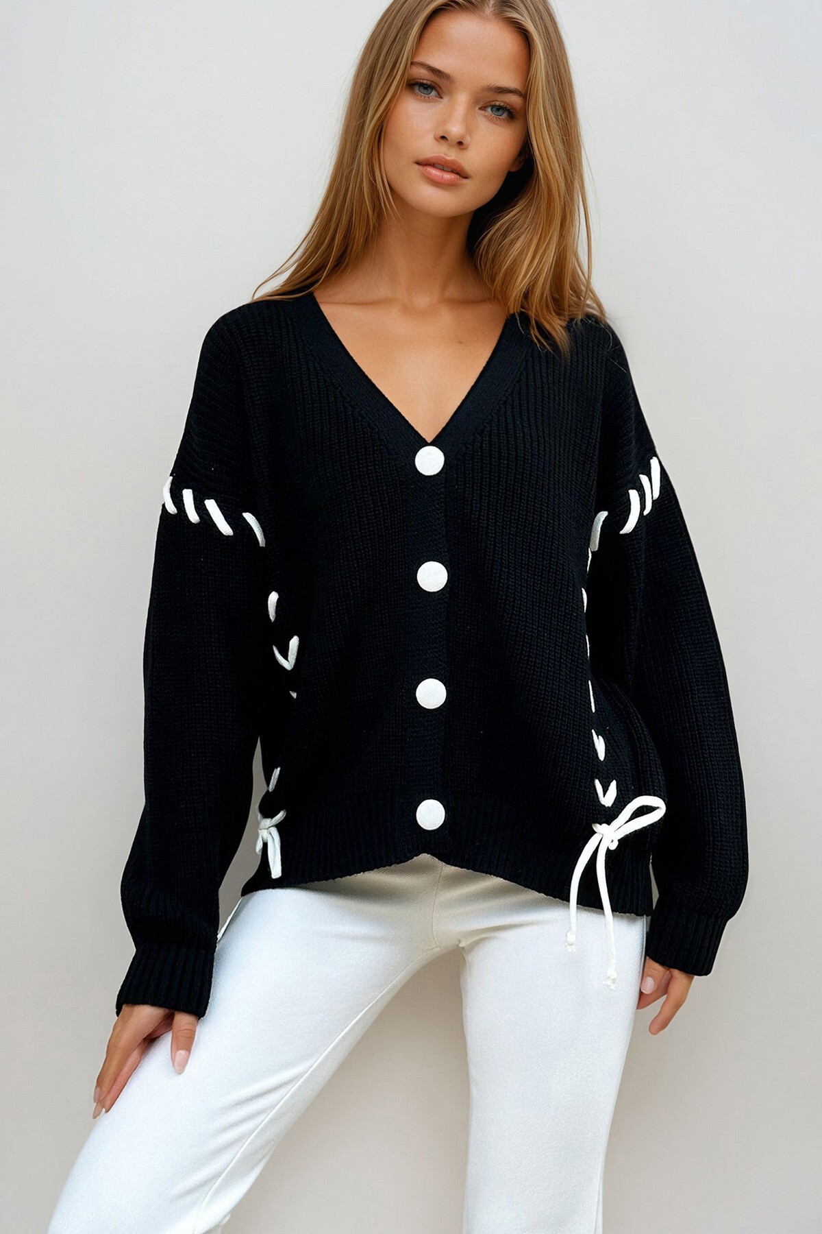 Siyah V Yaka Düğmeli Bağcık Detaylı Örme Triko Hırka