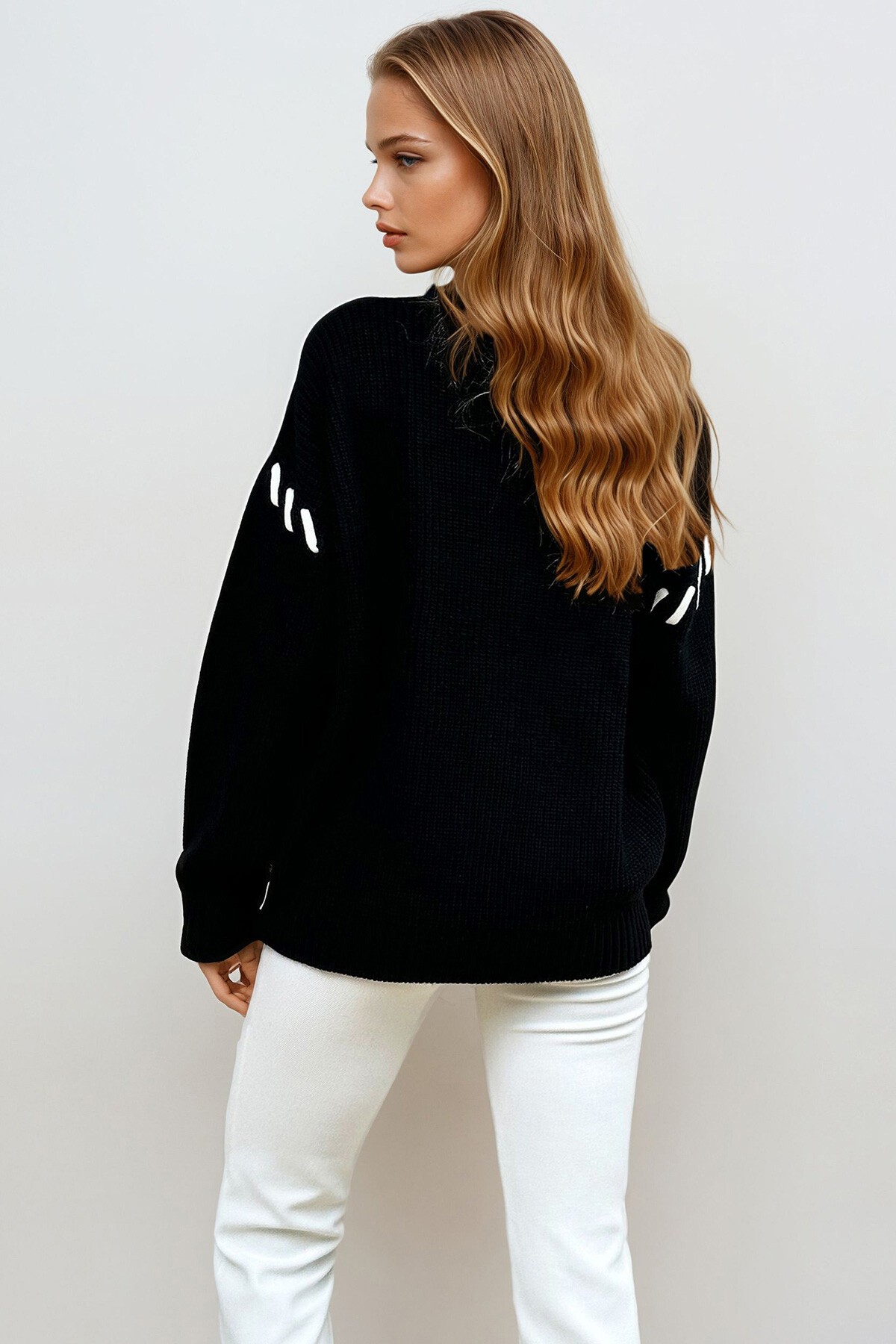 Siyah V Yaka Düğmeli Bağcık Detaylı Örme Triko Hırka