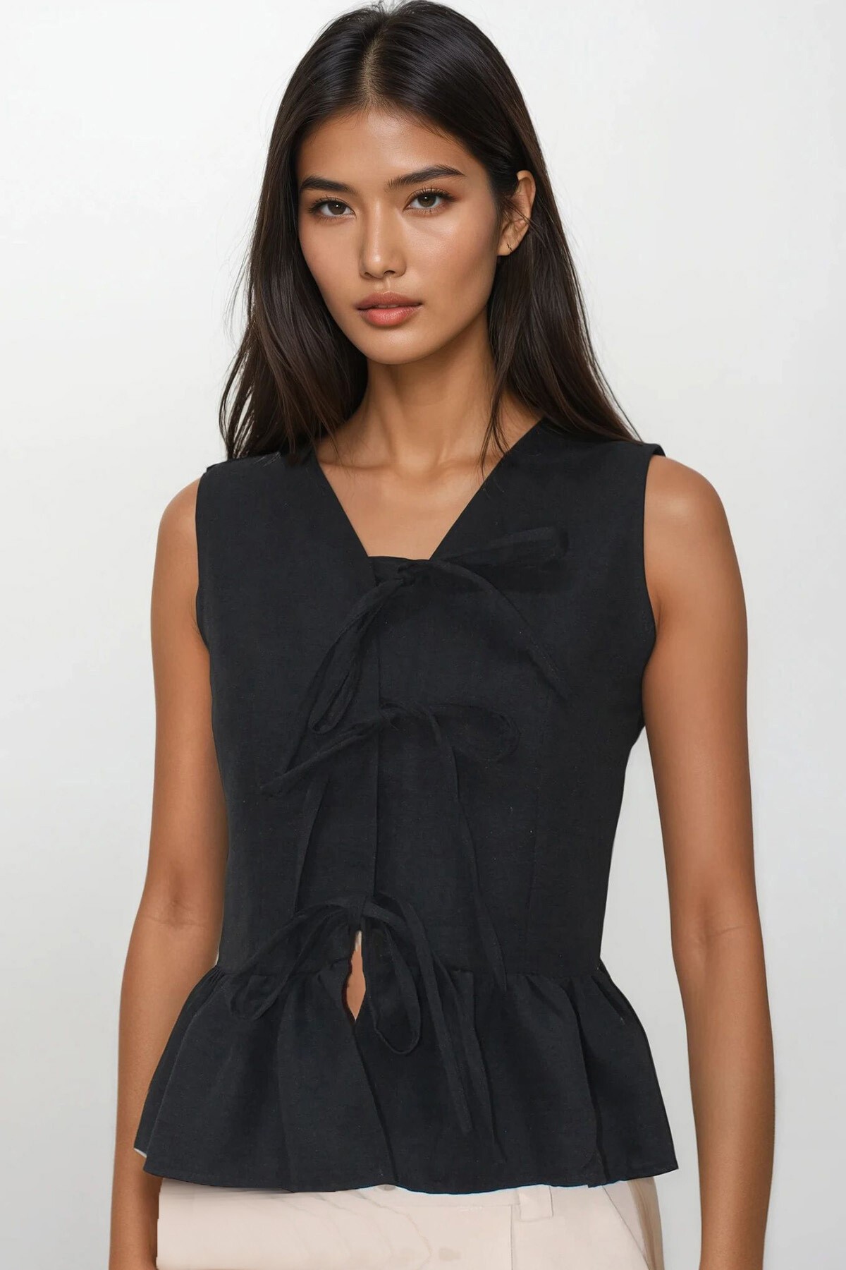 Siyah V Yaka Fiyonk Detaylı Eteği Volanlı Aerobin Bluz