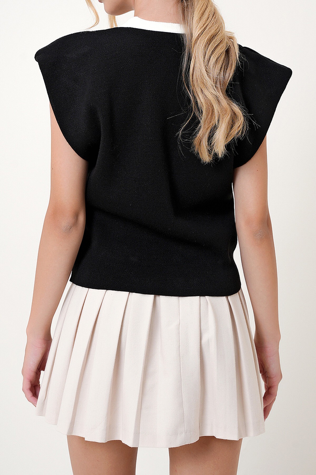 Siyah V Yaka Gold Düğme Detaylı Omuzları Vatkalı Triko Yelek