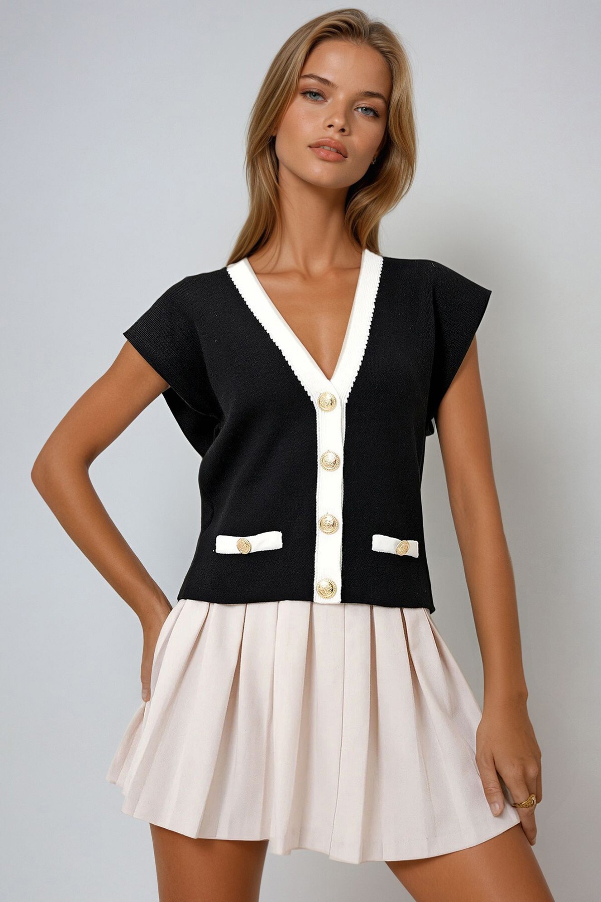 Siyah V Yaka Gold Düğme Detaylı Omuzları Vatkalı Triko Yelek