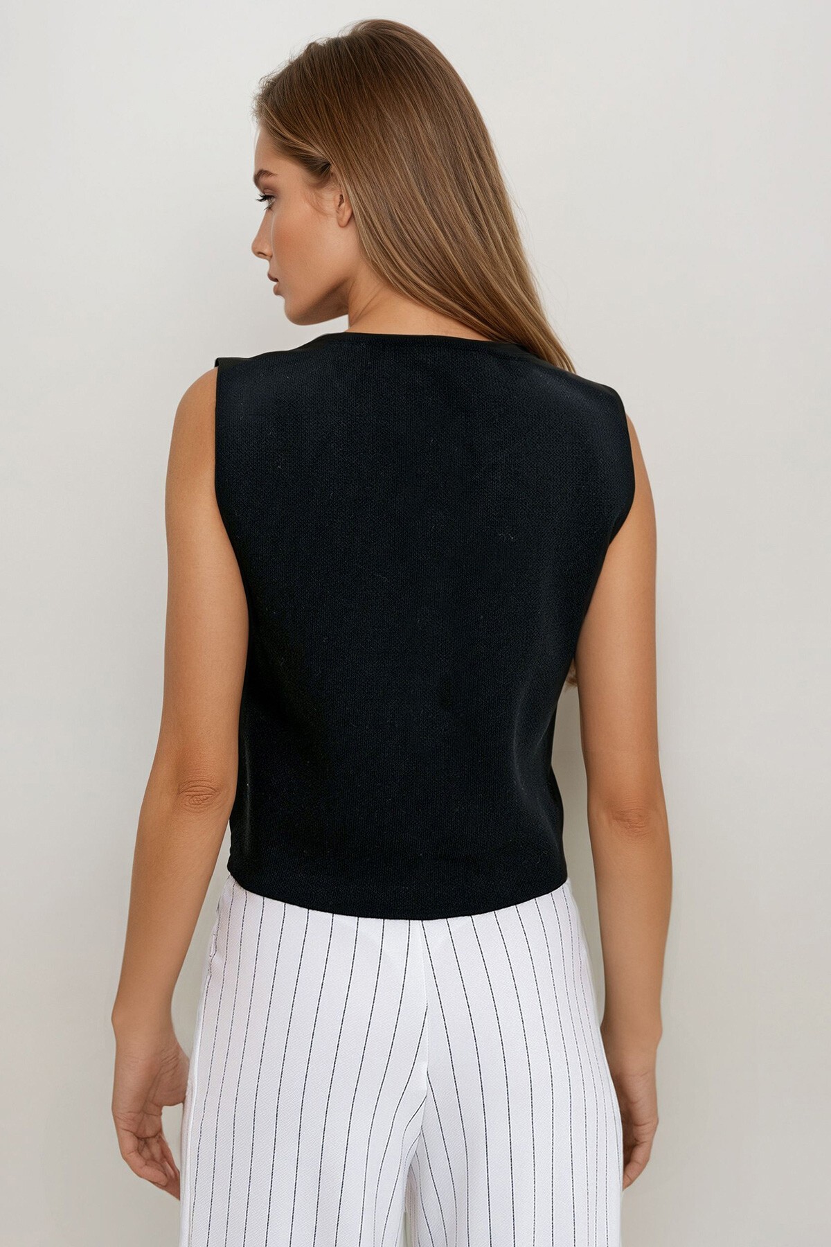 Siyah V Yaka Gold Düğme Detaylı Triko Yelek