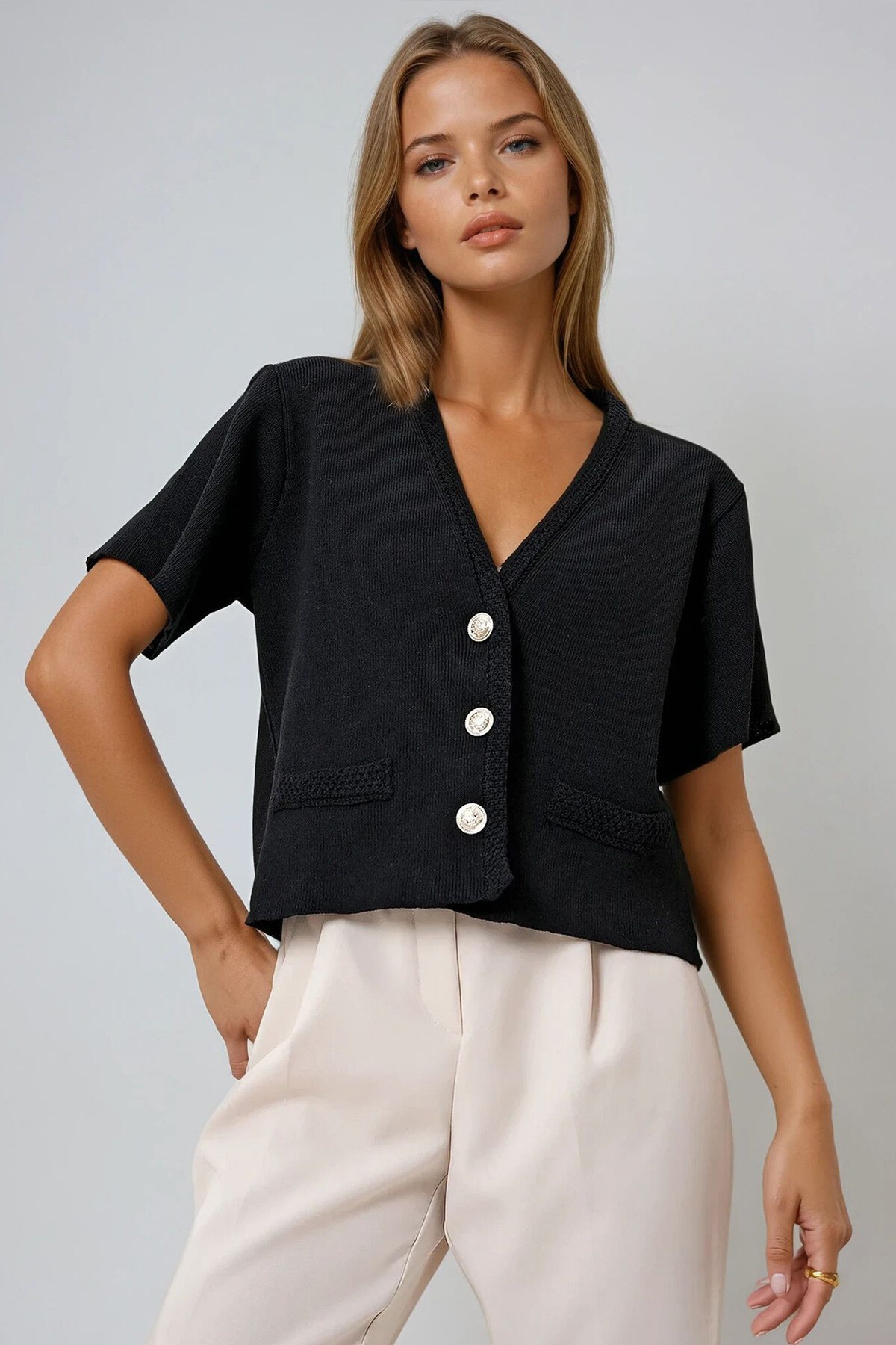 Siyah V Yaka Gold Düğmeli Cep Detaylı Triko Hırka