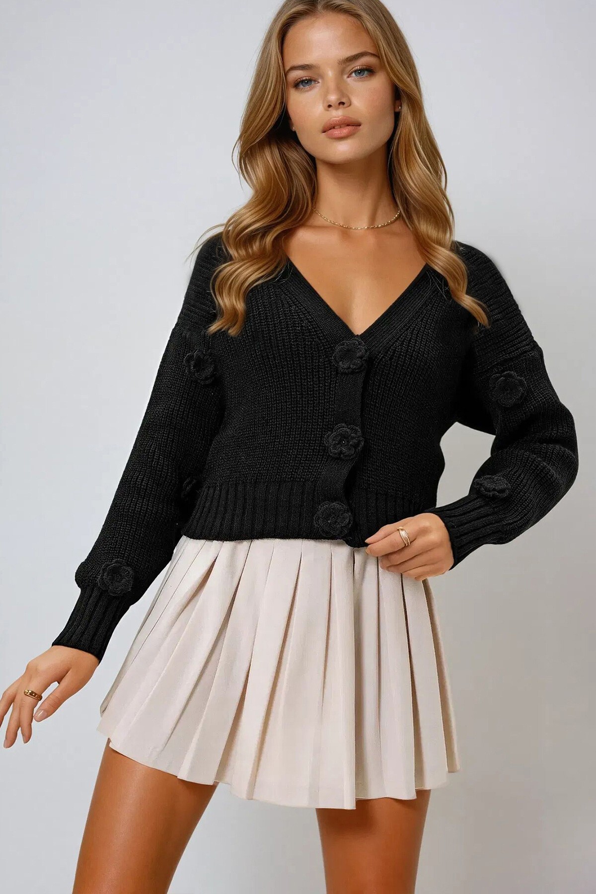 Siyah V Yaka Gül Düğme Detaylı Kışlık Triko Hırka