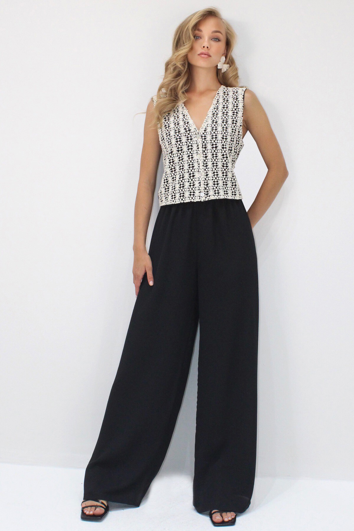 Siyah V Yaka Güpür Detaylı Keten Yelek Ve Palazzo Pantolon Takım
