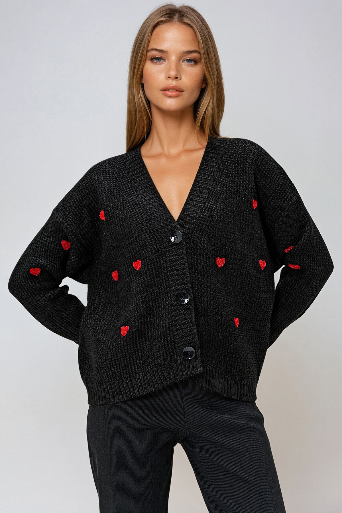 Siyah V Yaka Kalp Nakışlı Triko Hırka