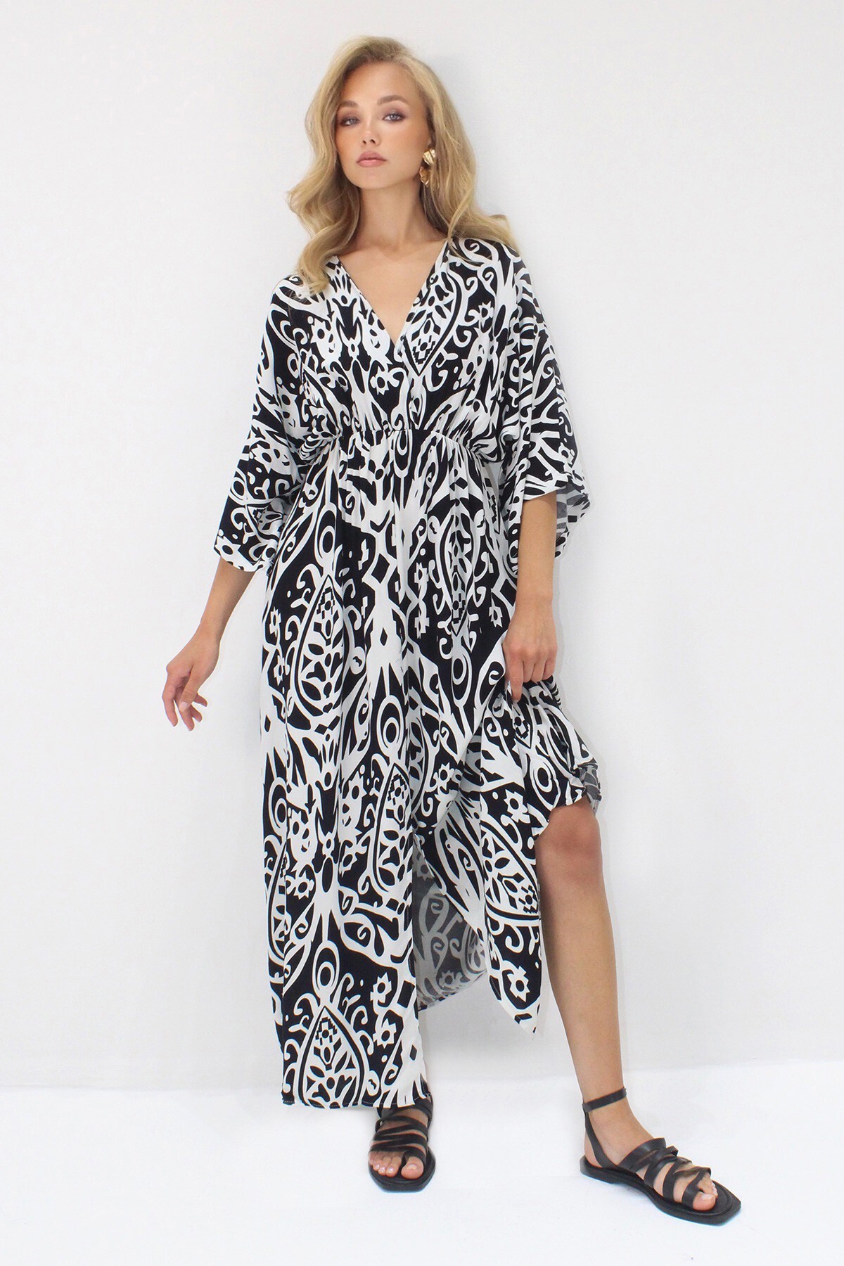 Siyah V Yaka Kruvaze Detaylı Yırtmaçlı Maxi Boy Dokuma Viskon Elbise