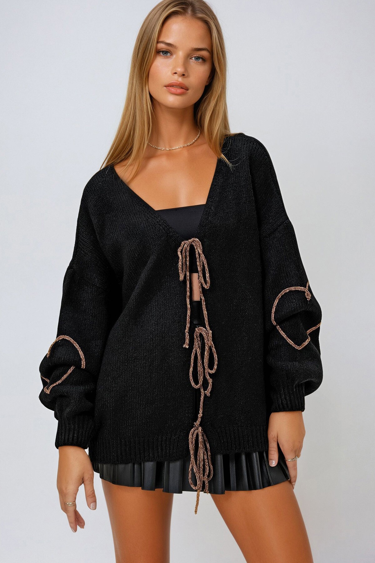 Siyah V Yaka Önden Bağlamalı Kolu Kordon İşlemeli Triko