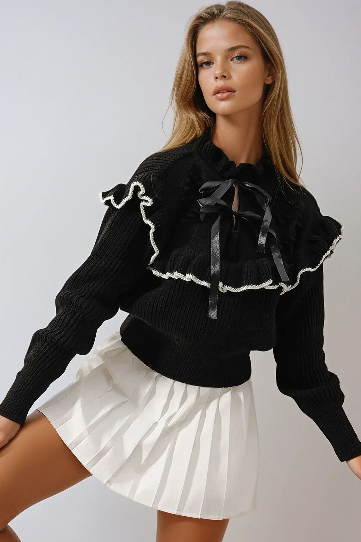 Siyah Yaka Bağlama Detaylı Fırfırlı Selanik Örgü Crop Kazak