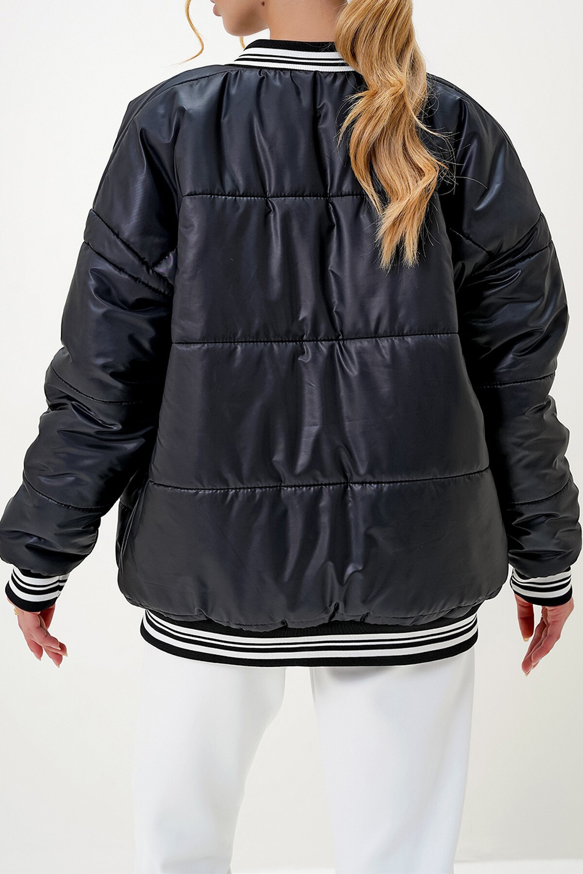 Siyah Yakası Ribanalı Arma Detaylı Puffer Mont