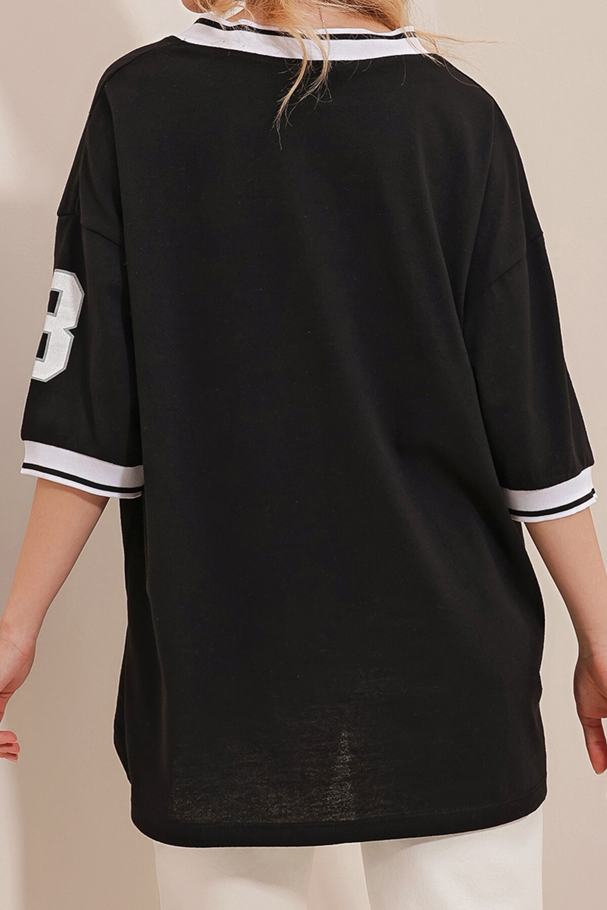 Siyah Yakası Ve Kolları Ribanalı Önü Baskılı Oversize T Shirt