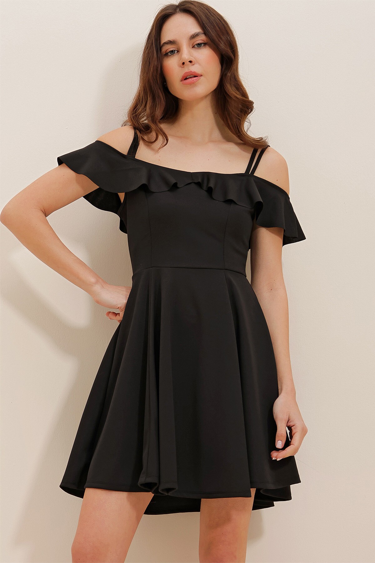 Siyah Yakası Volanlı Askılı Kloş Etekli Mini Elbise