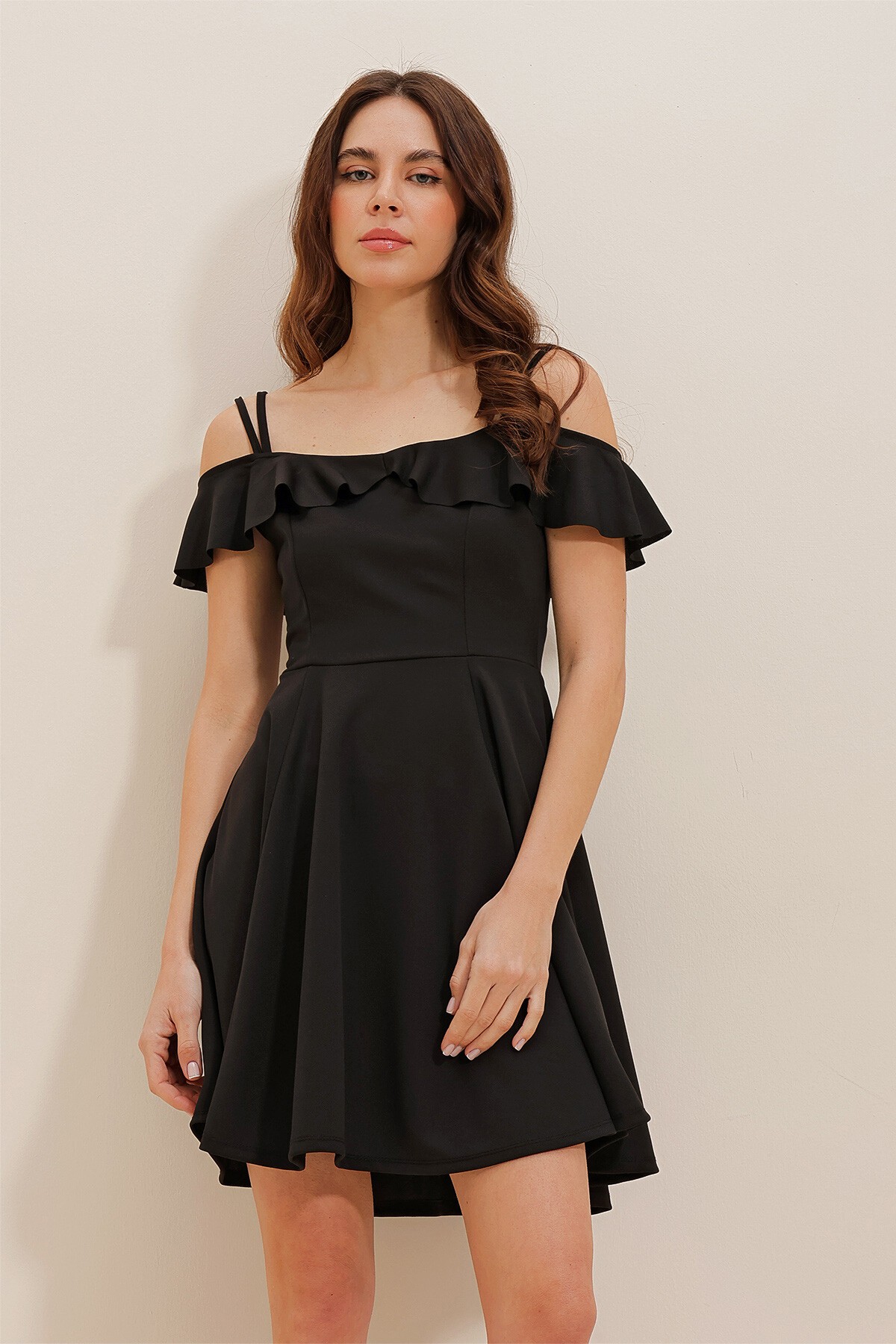 Siyah Yakası Volanlı Askılı Kloş Etekli Mini Elbise