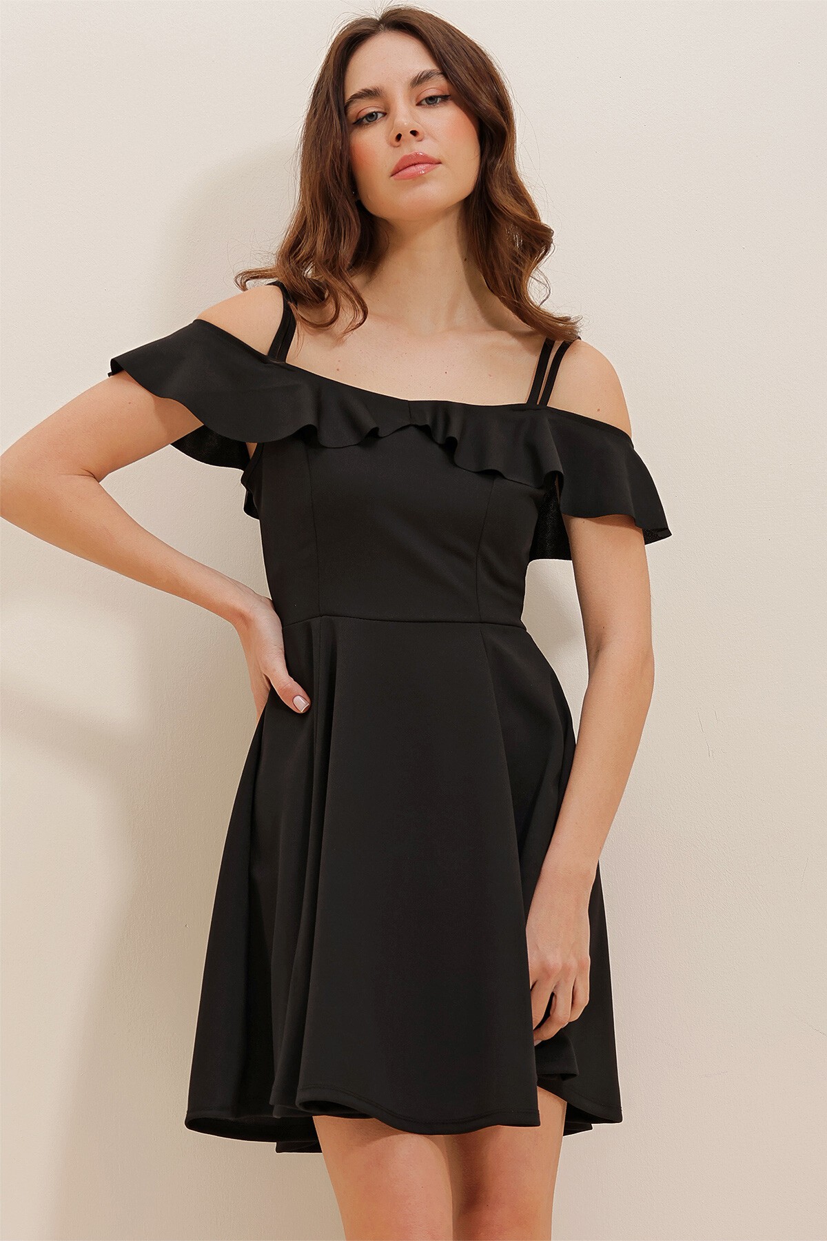 Siyah Yakası Volanlı Askılı Kloş Etekli Mini Elbise