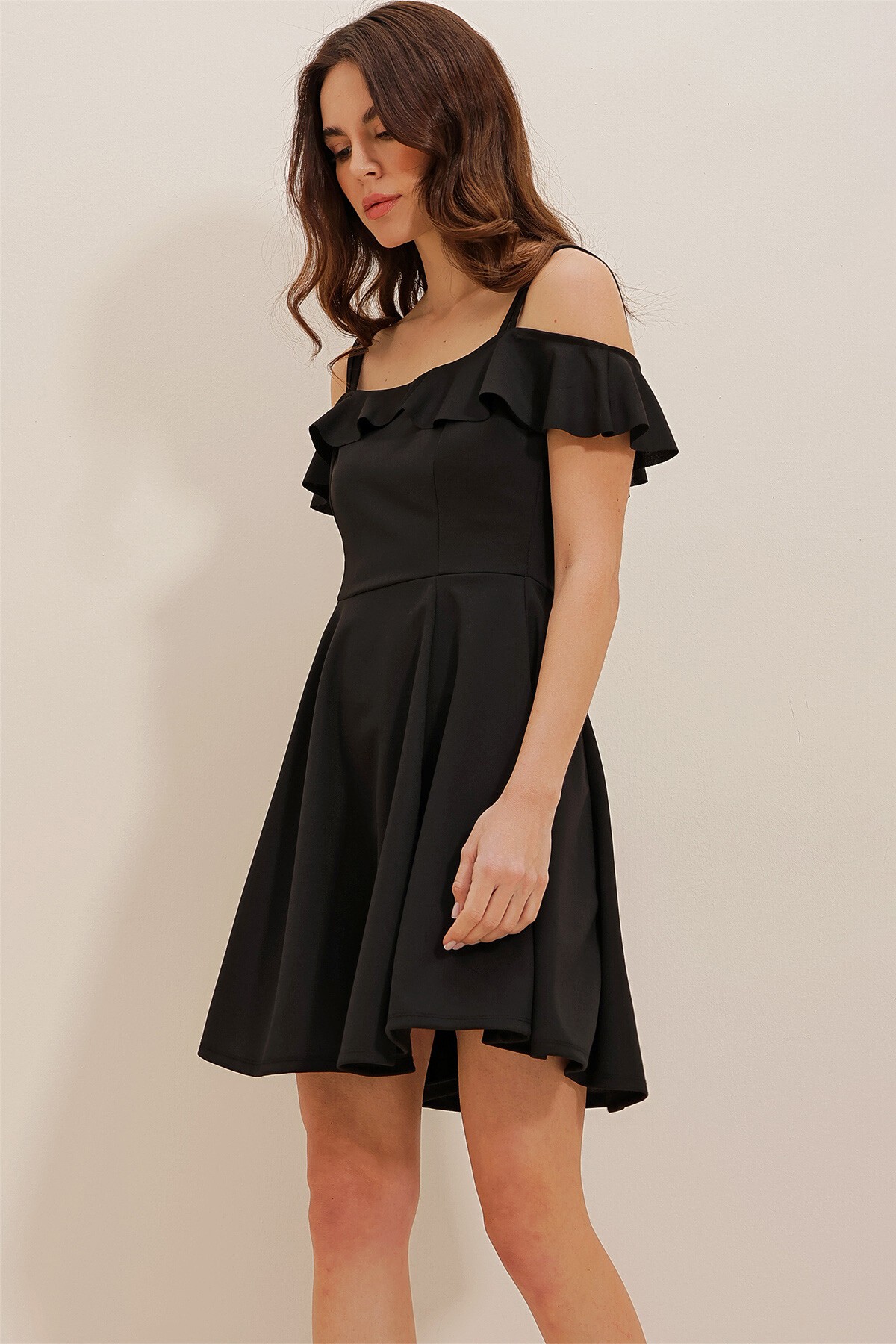 Siyah Yakası Volanlı Askılı Kloş Etekli Mini Elbise