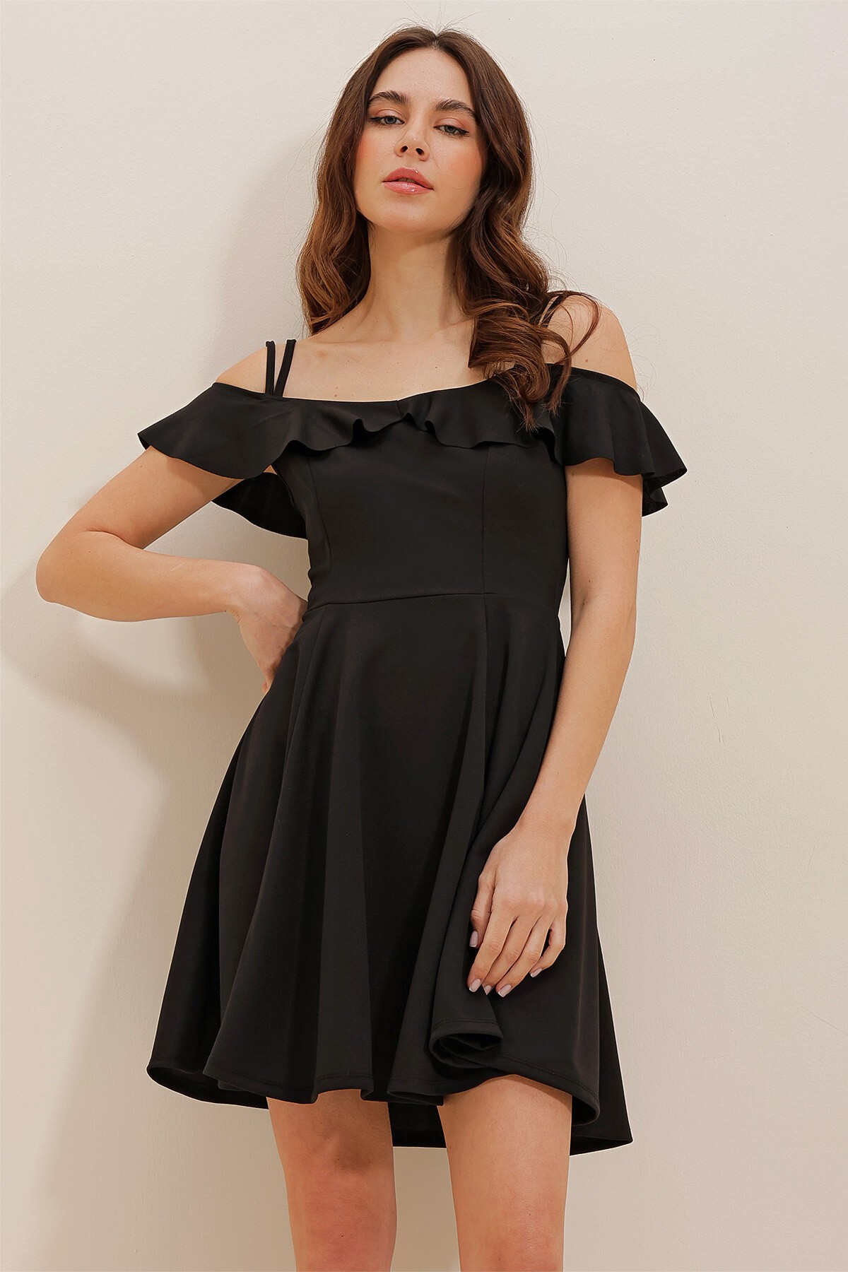 Siyah Yakası Volanlı Askılı Kloş Etekli Mini Elbise