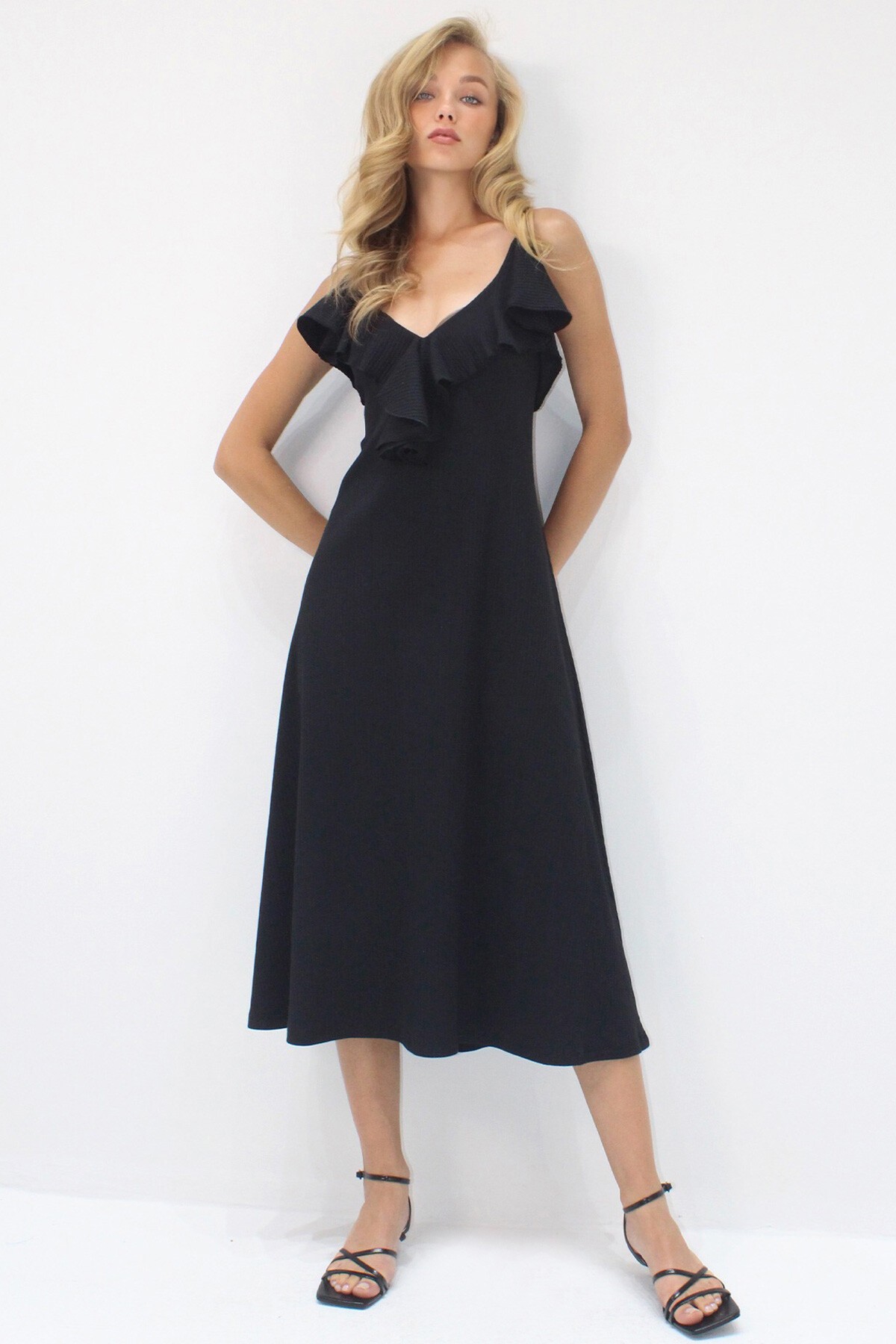 Siyah Yakası Volanlı Askılı Midi Boy Elbise