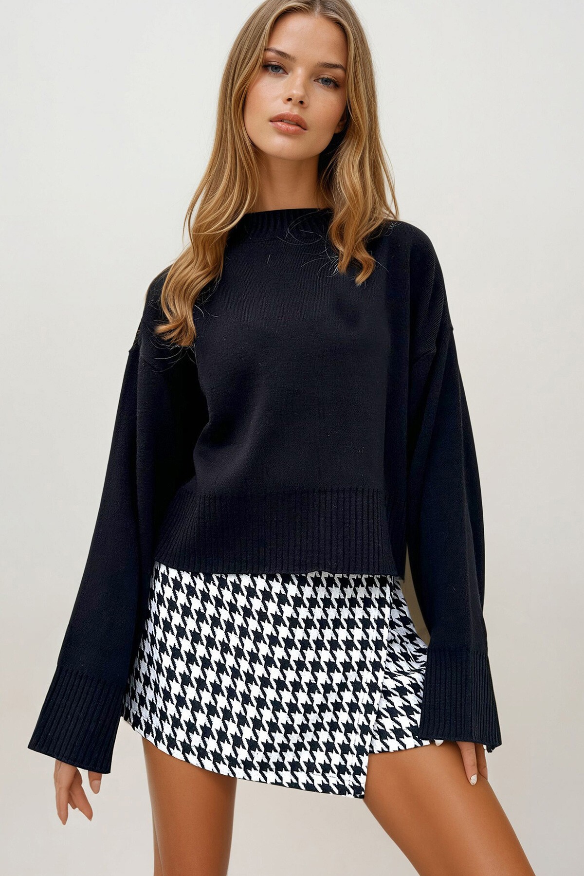 Siyah Yarım Balıkçı Geniş Manşetli Triko Kazak