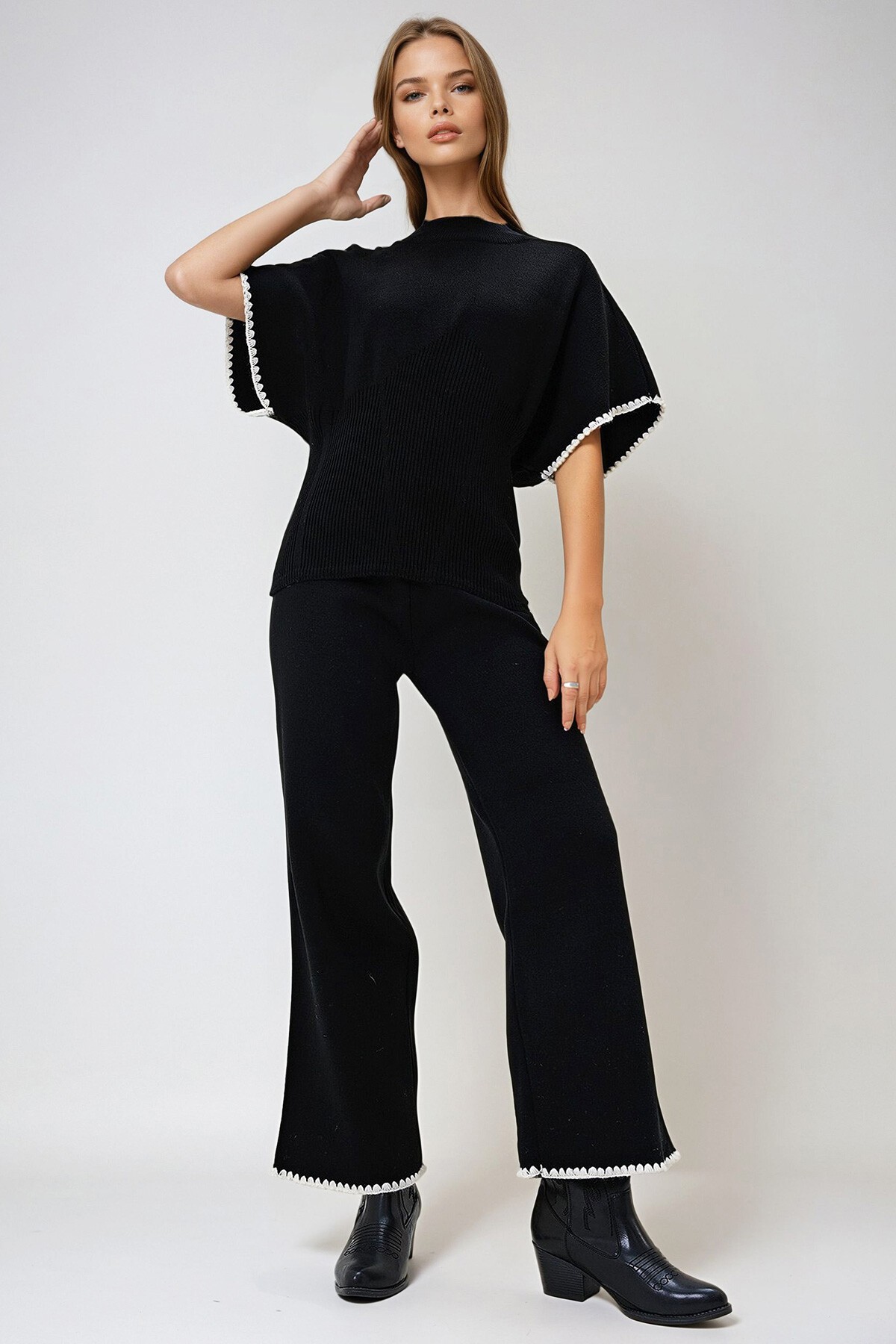Siyah Yarım Balıkçı Yaka Kolu Ve Paçası Dikiş Detaylı Beli Gipeli Kısa Kol Bluz Ve Palazzo Pantolon Takım