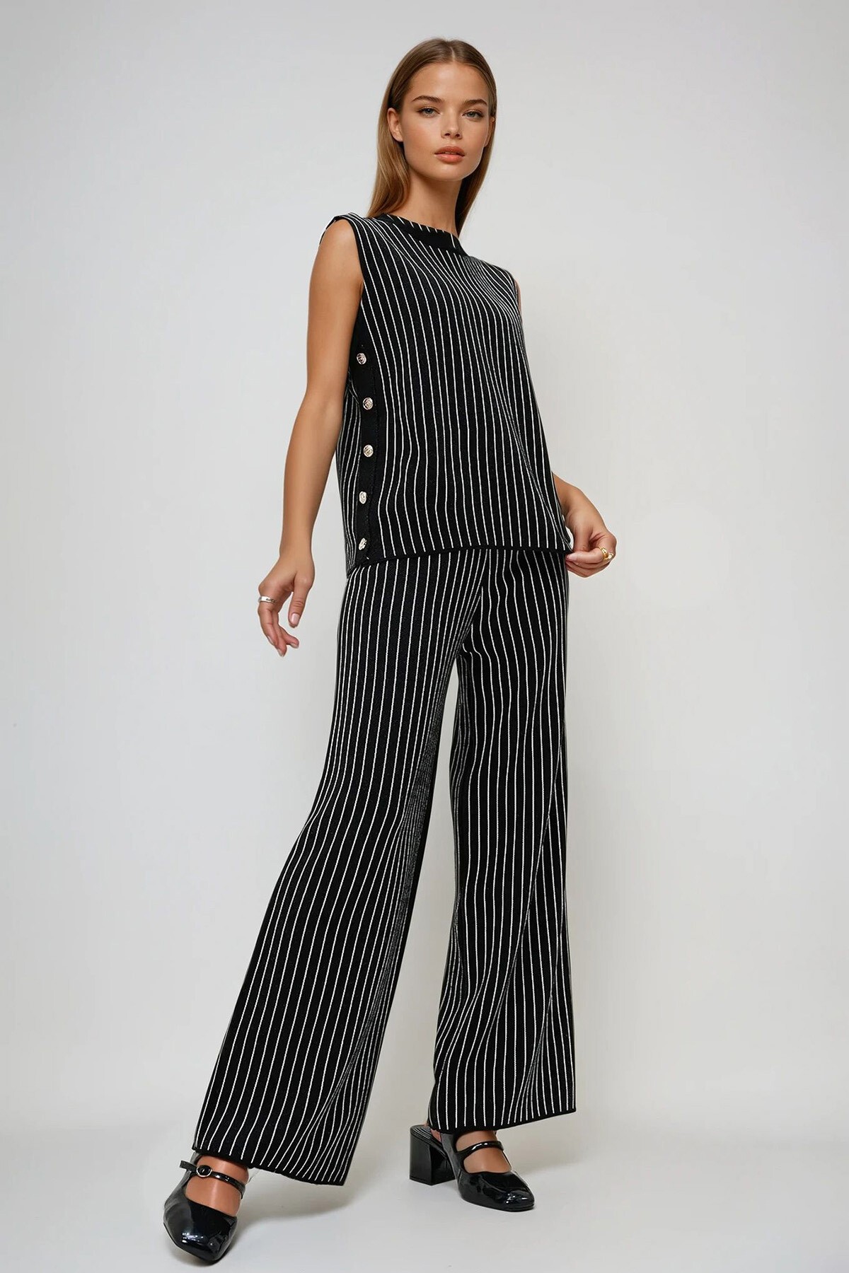 Siyah Yarım Balıkçı Yaka Yanları Düğmeli Kolsuz Triko Çizgili Bluz Ve Palazzo Pantolon Takım