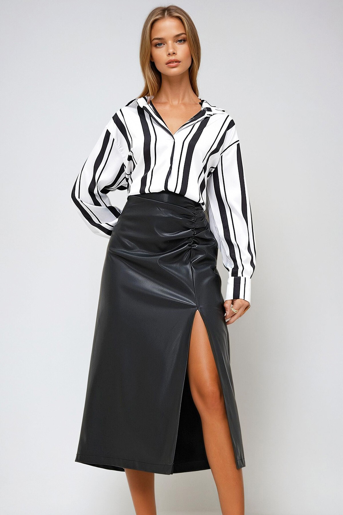 Siyah Yırtmaçlı Beli Drapeli Suni Deri Etek