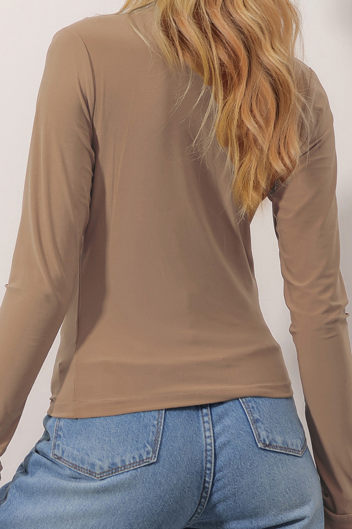Sütlü Kahve Dik Yaka Omzu Drapeli Sandy Crop Bluz