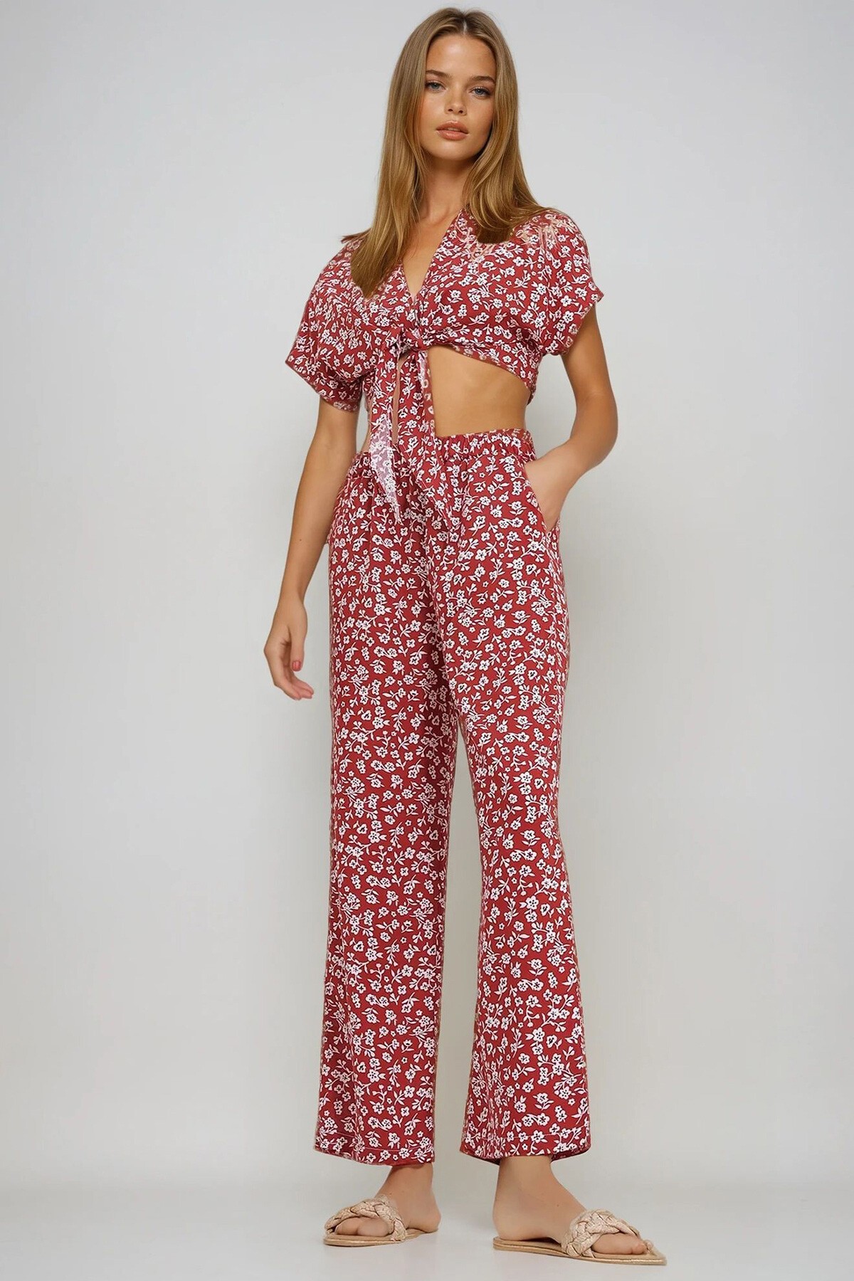 Tarçın Desenli Bağlamalı Crop Bluz Ve Cepli Pantolon Alt Üst Dokuma Takım