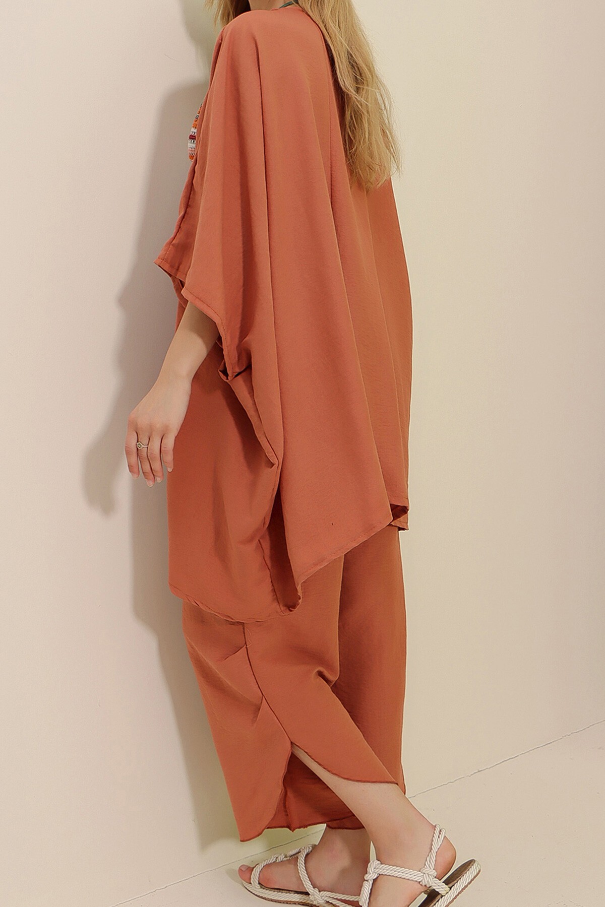 Tarçın Paçası Yırtmaçlı Kendinden Dokulu Pantolon Ve Ceket İkili Takım