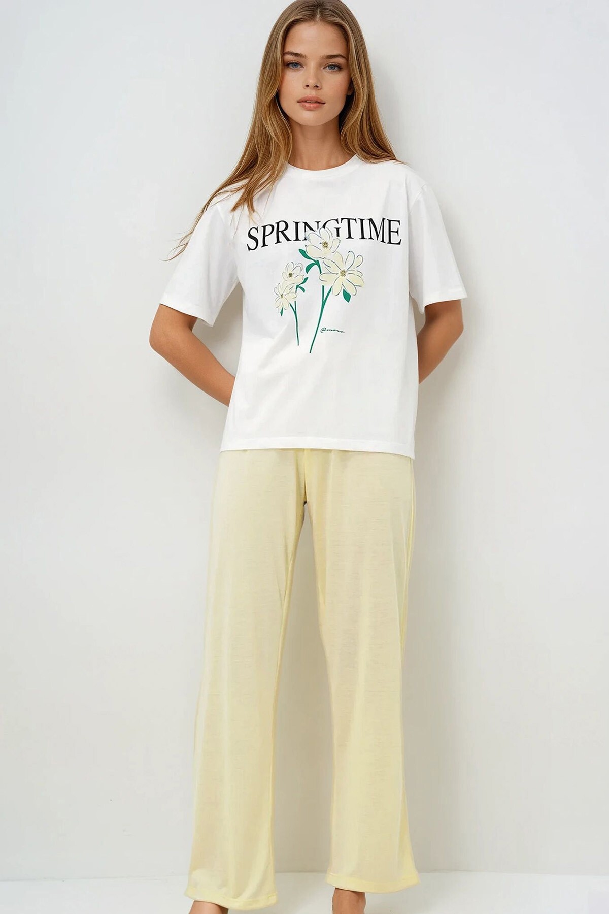 Tereyağı Sarısı Bisiklet Yaka Baskılı T Shirt Ve Düz Renk Pantolonlu Pijama Takımı