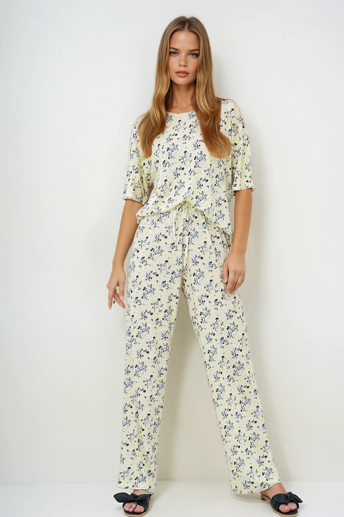 Tereyağı Sarısı Çiçek Desenli Bisiklet Yaka Pamuklu T Shırt Ve Pantolonlu Pijama Takımı