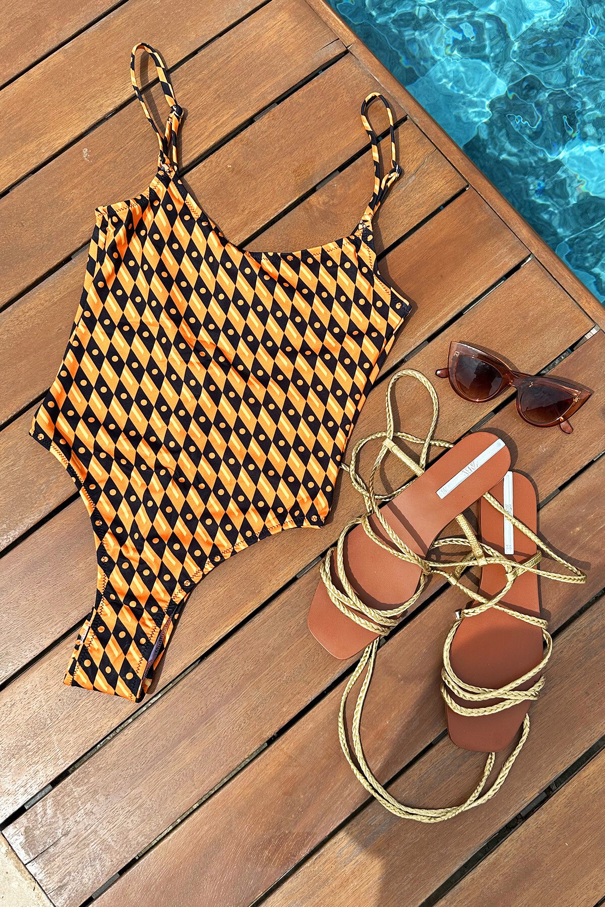 Turuncu Askılı Desenli Sırt Detaylı Mayo