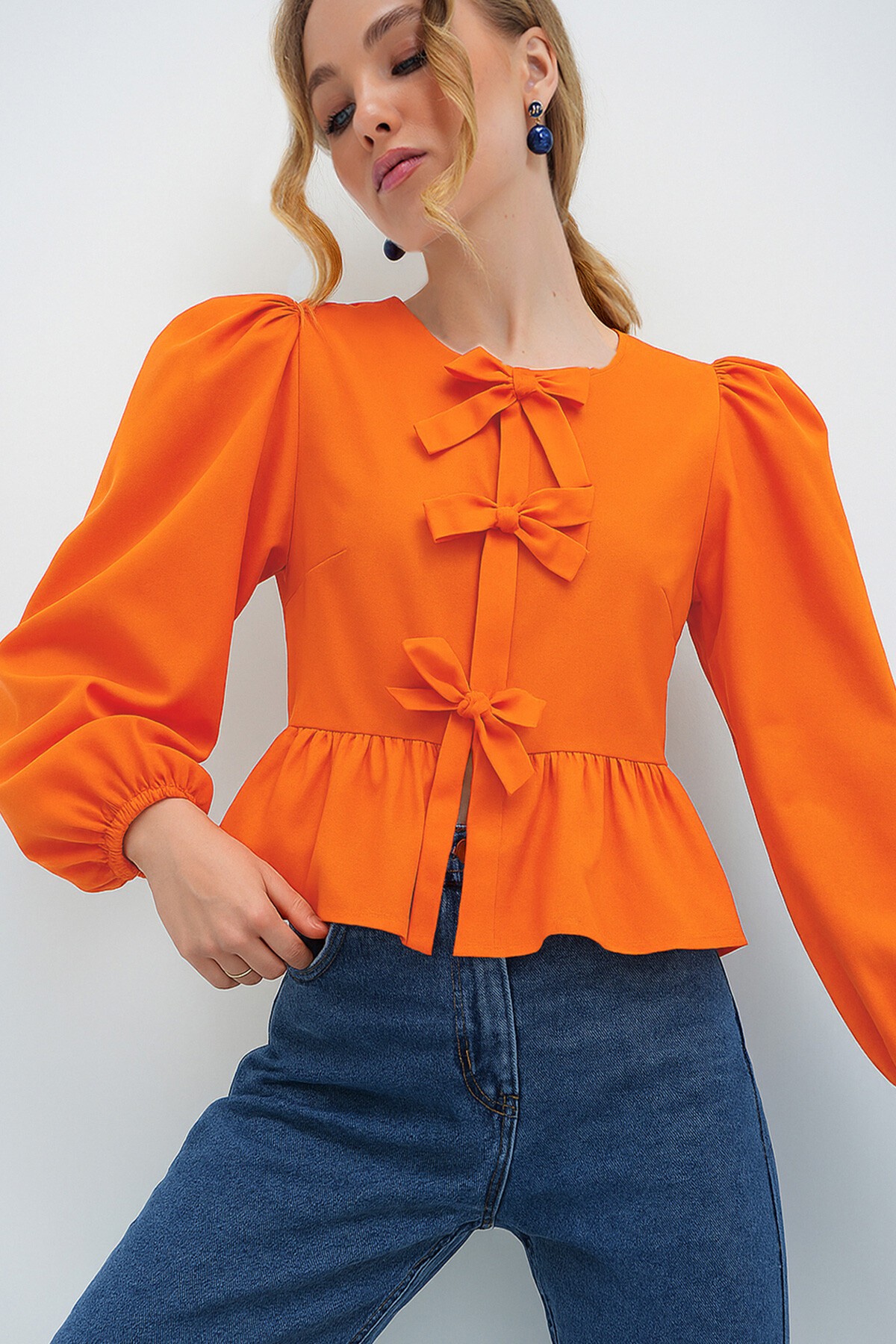 Turuncu Bisiklet Yaka Fiyonk Bağlamalı Prenses Kol Poplin Bluz