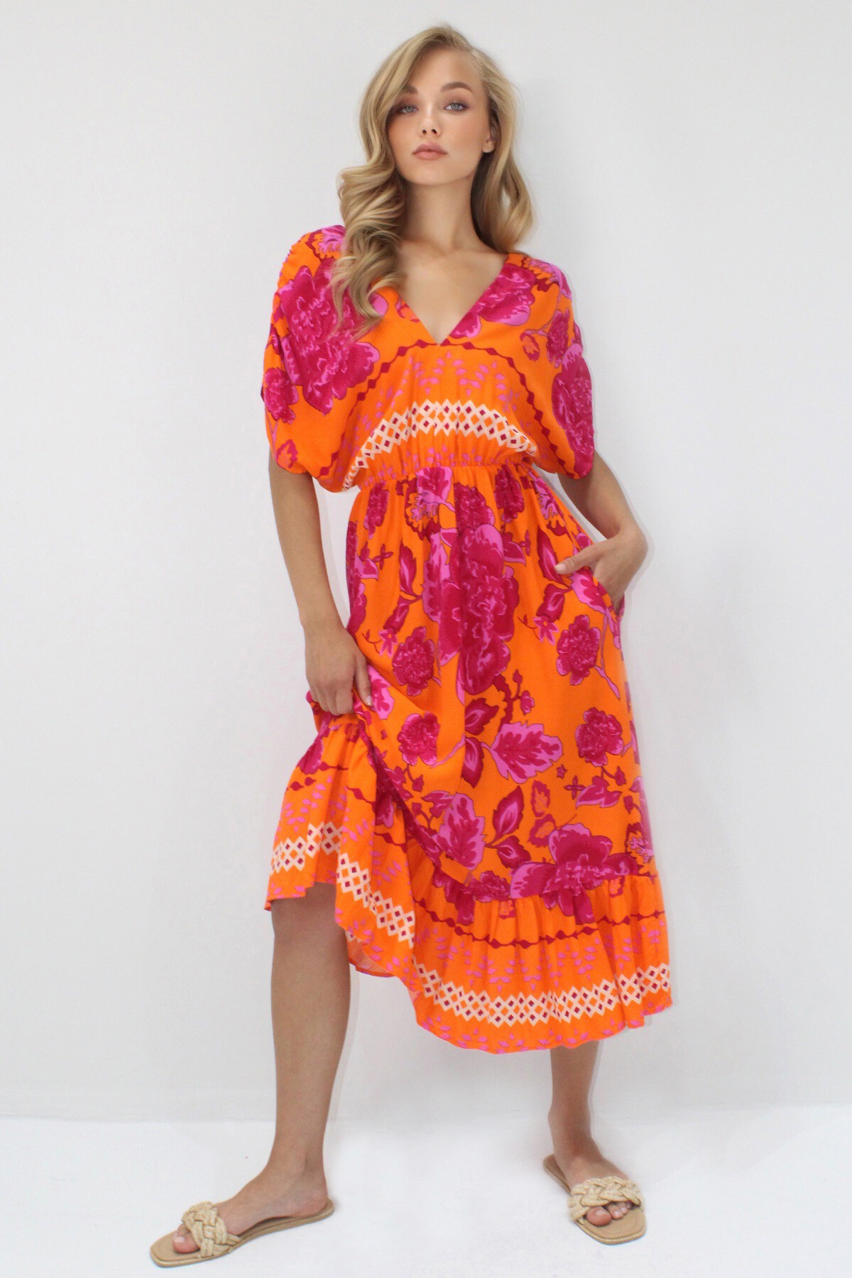 Turuncu Fuşya Ön Arka V Yaka Desenli Eteği Volanlı Yazlık Dokuma Elbise