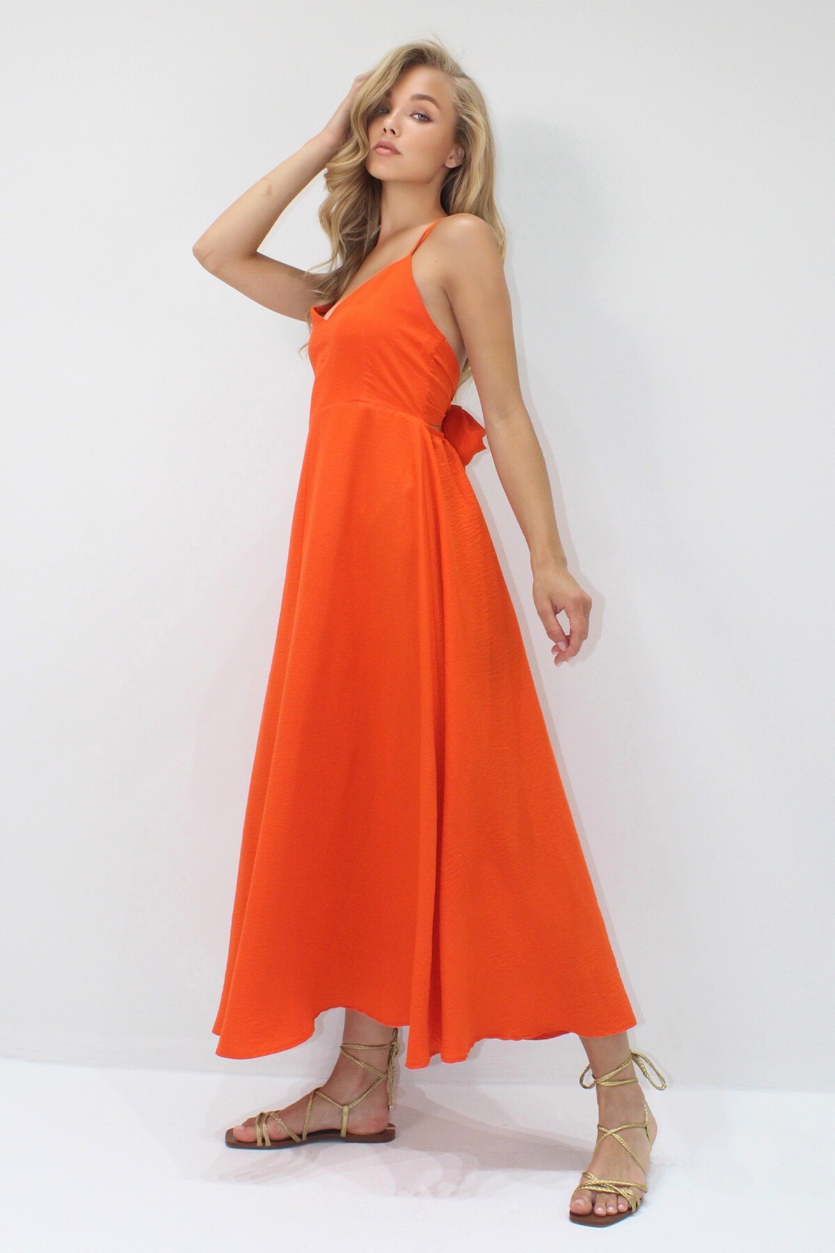 Turuncu İp Askılı Sırtı Bağlama Detaylı Maxi Boy Yazlık Elbise