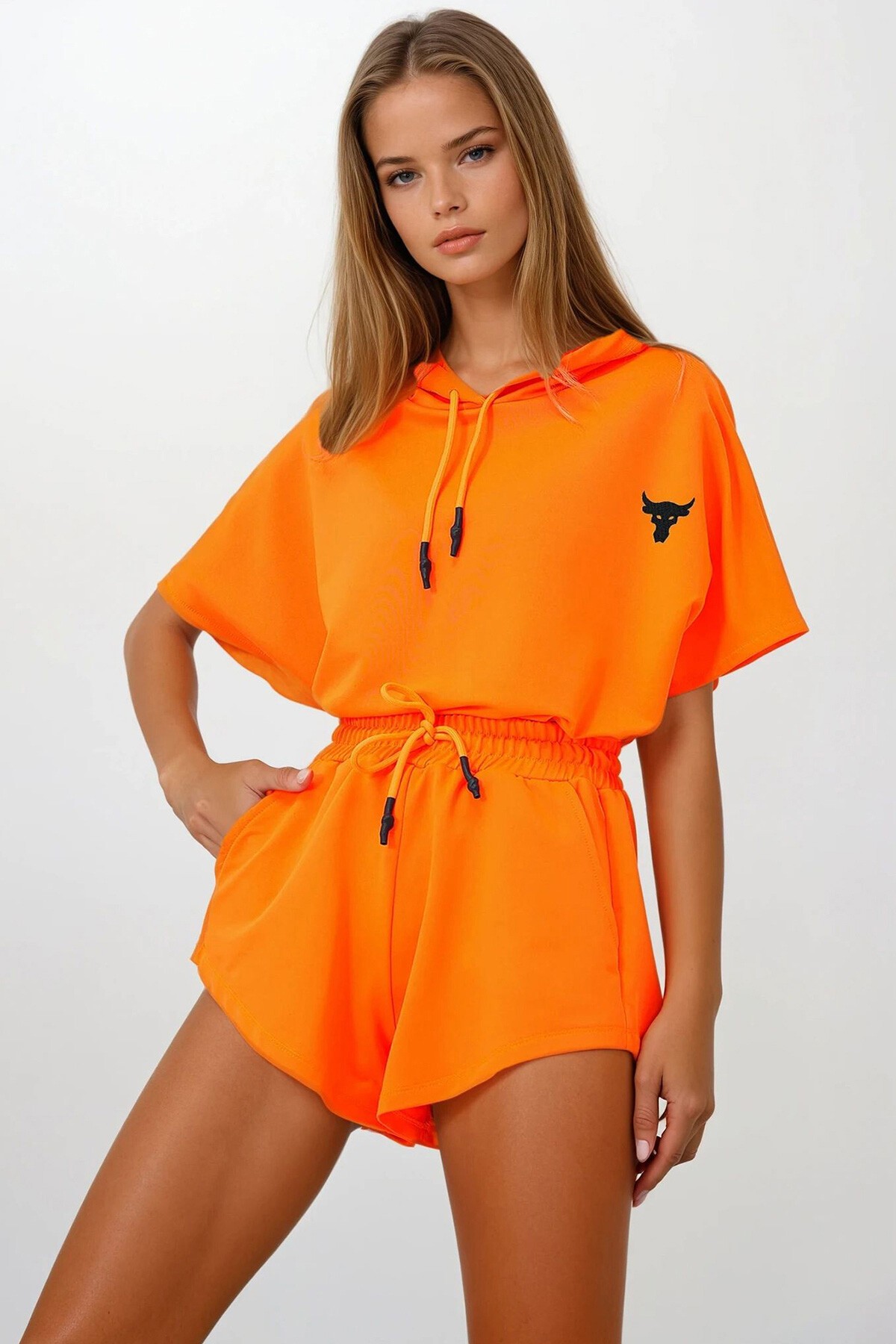 Turuncu Kapüşonlu Crop Sweatshirt Ve Şortlu Takım