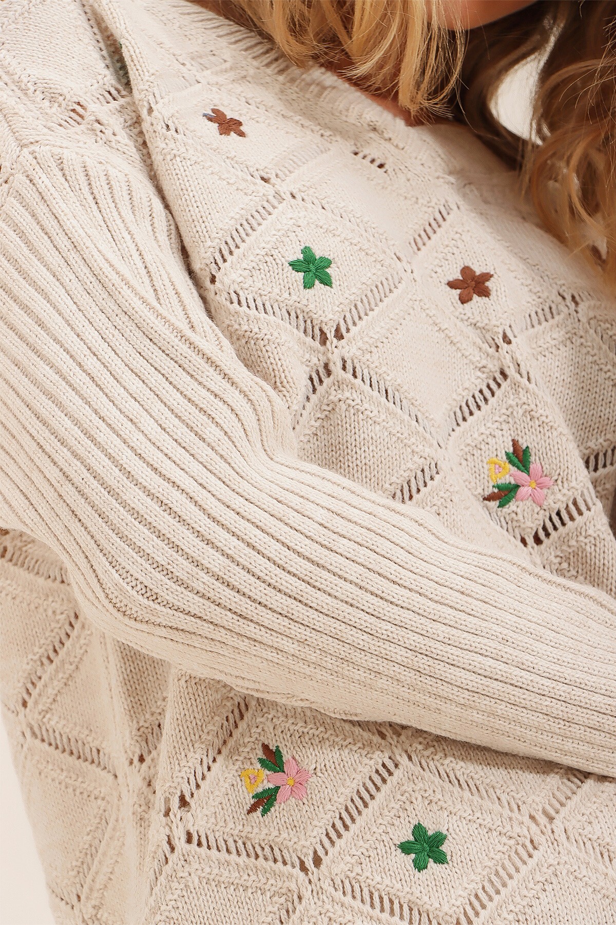 Krem V Yaka Ajurlu Çiçek Nakışlı Selanik Örgü Triko Kazak