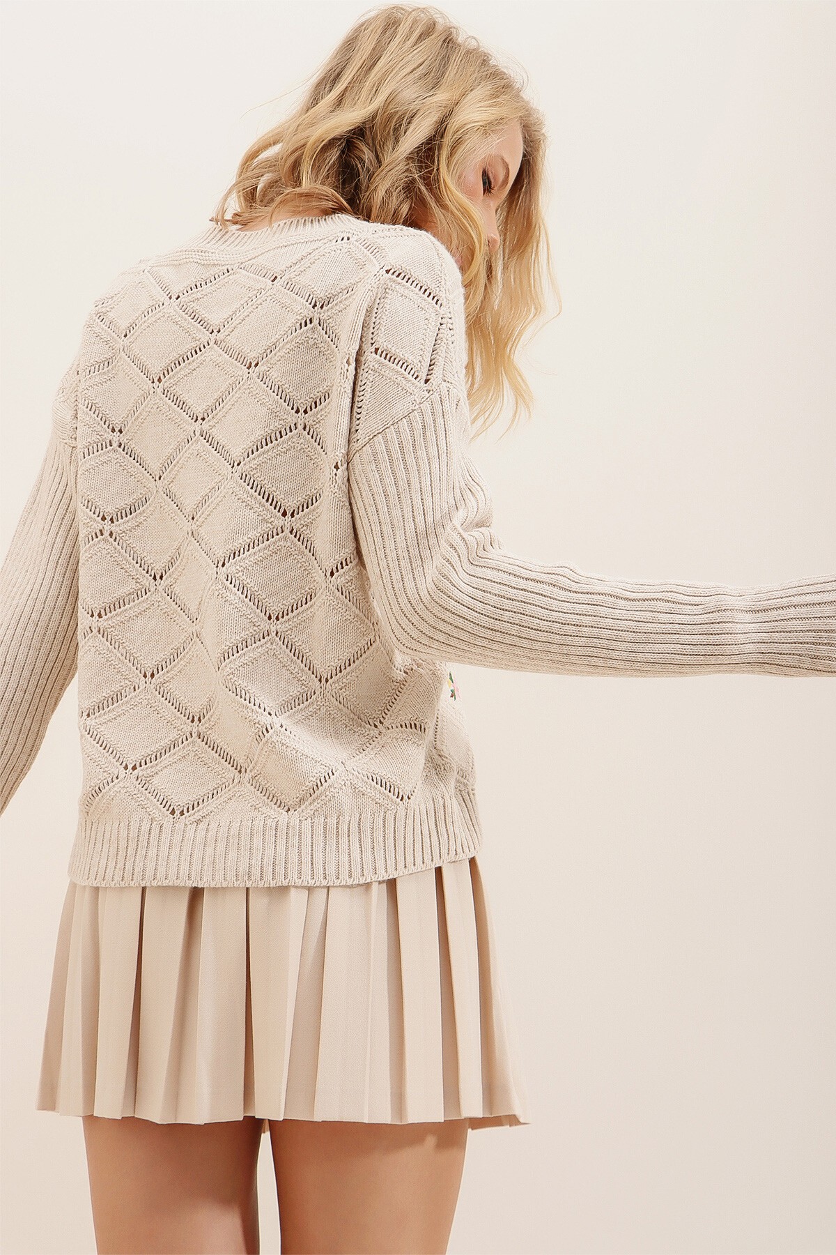 Krem V Yaka Ajurlu Çiçek Nakışlı Selanik Örgü Triko Kazak