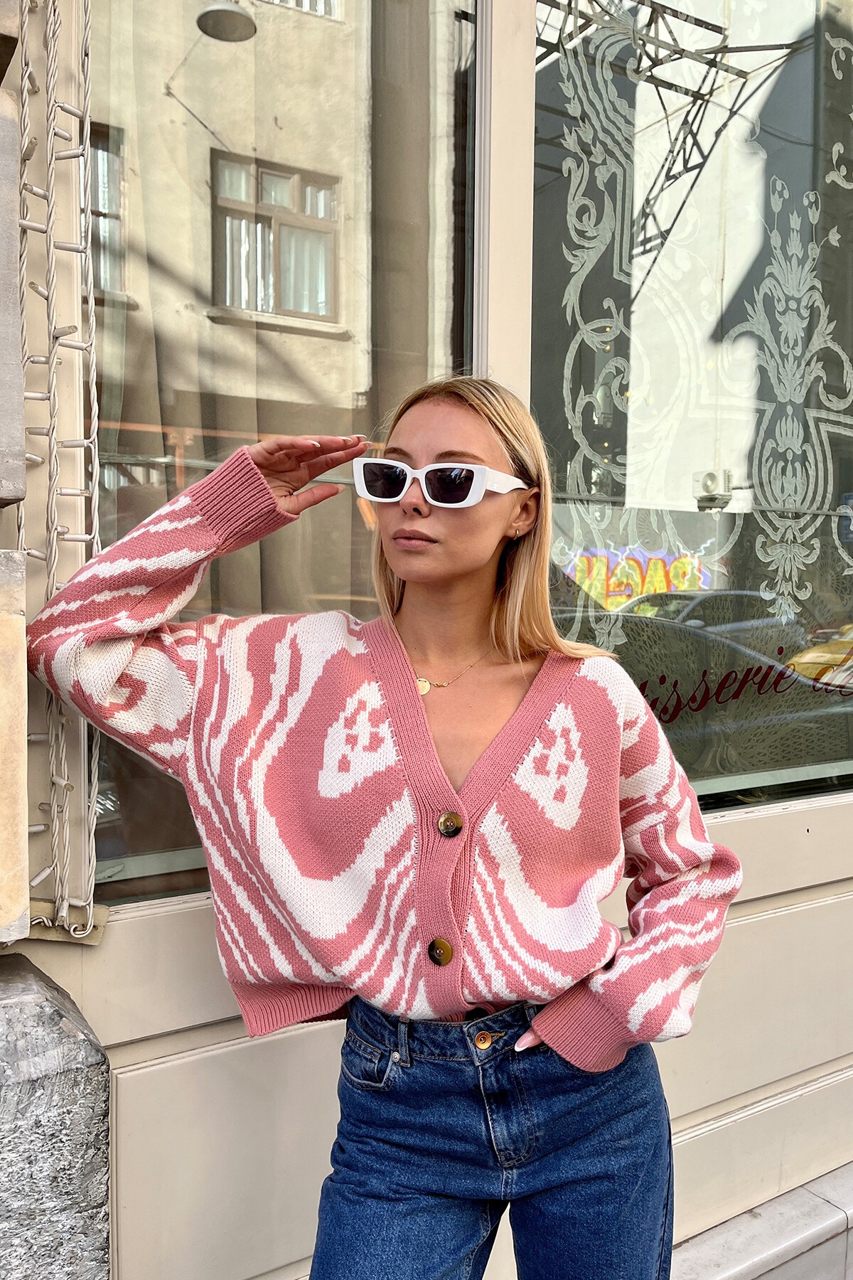 Pudra V Yaka Düğmeli Soyut Desen Kalın Örme Hırka