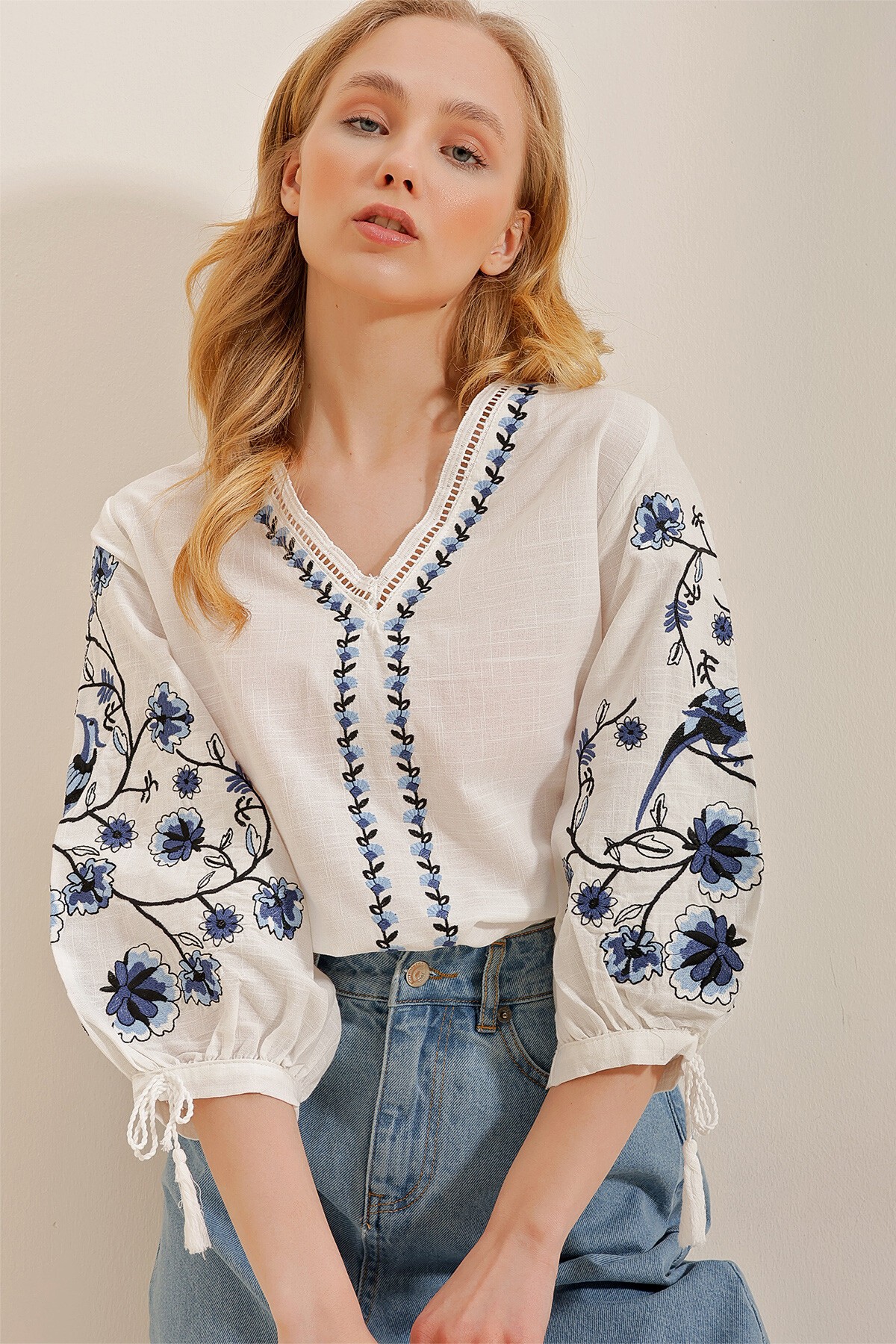 Beyaz V Yaka Karpuz Kol Nakışlı Keten Bluz