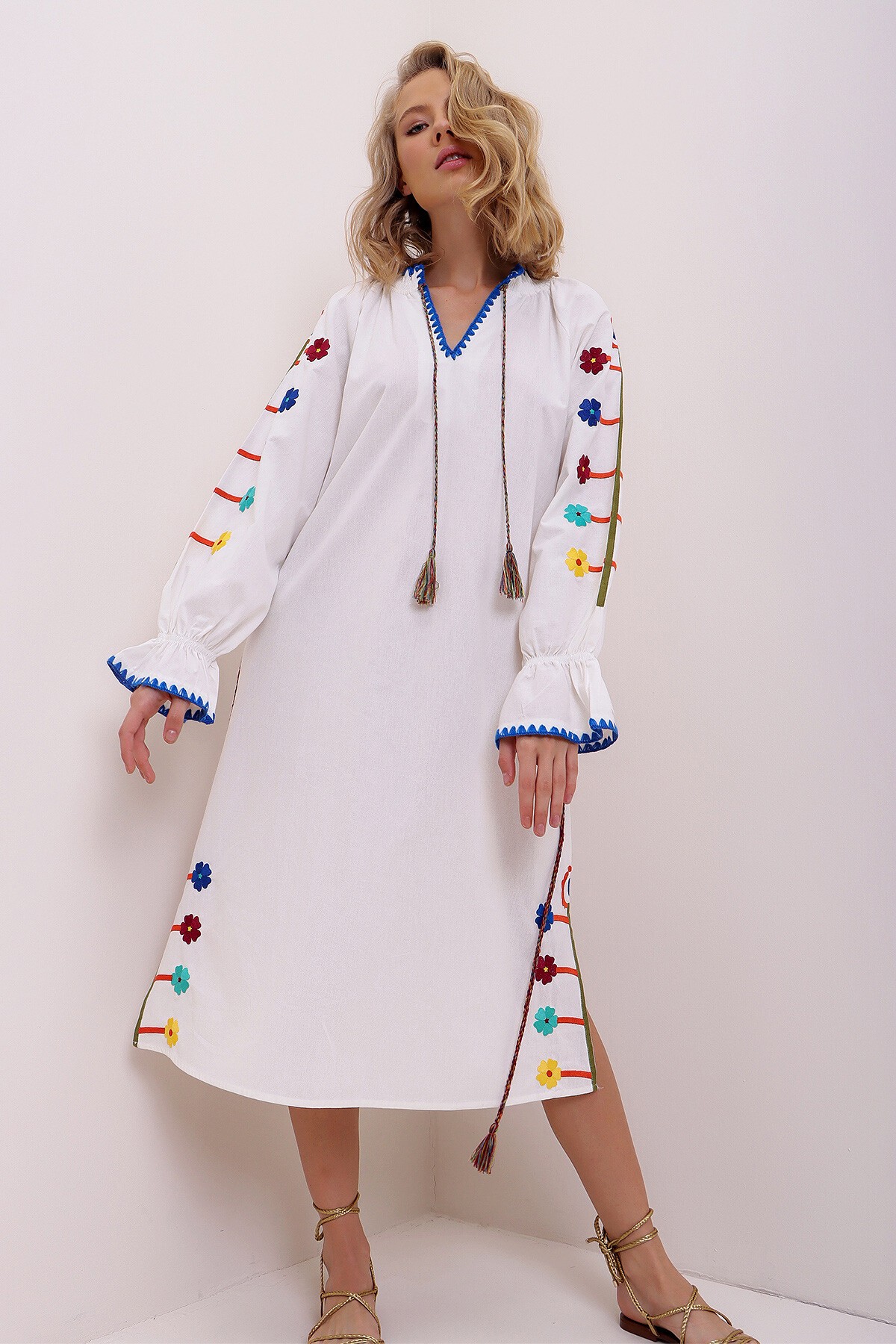 Ekru V Yaka Nakış İşlemeli Keten Karışımlı Dokuma Elbise Esq0064