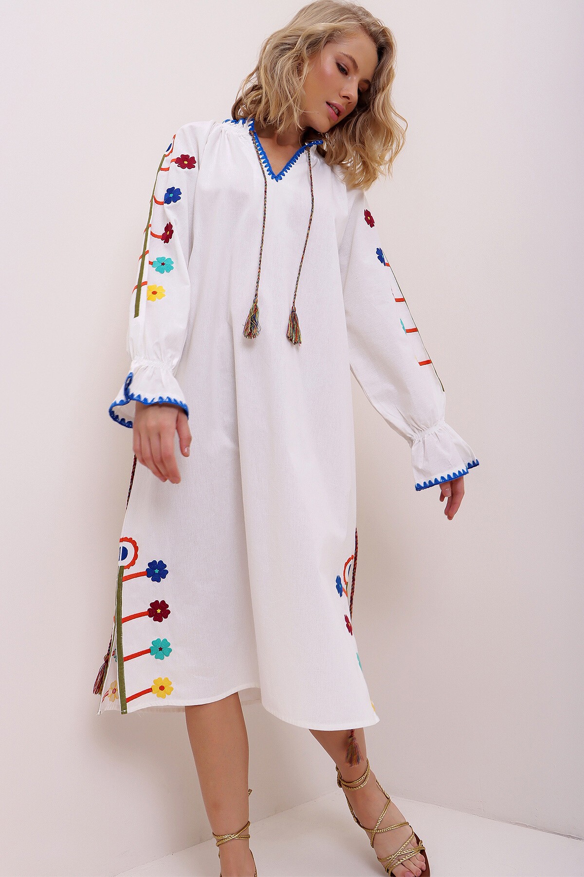 Ekru V Yaka Nakış İşlemeli Keten Karışımlı Dokuma Elbise Esq0064