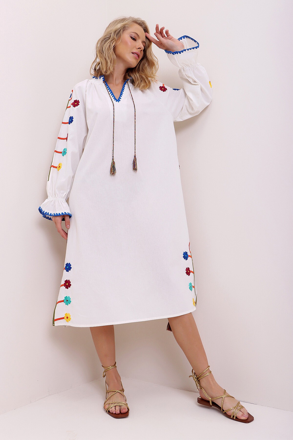 Ekru V Yaka Nakış İşlemeli Keten Karışımlı Dokuma Elbise Esq0064