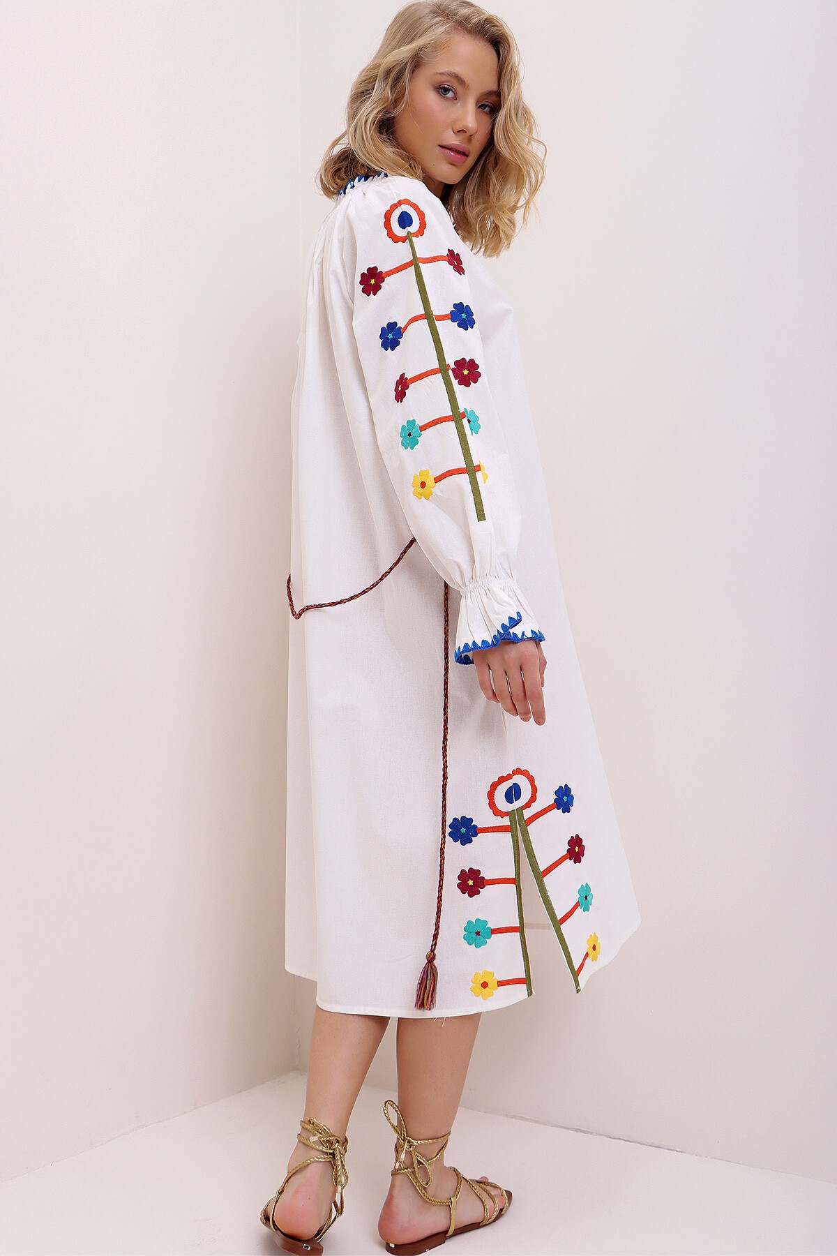 Ekru V Yaka Nakış İşlemeli Keten Karışımlı Dokuma Elbise Esq0064