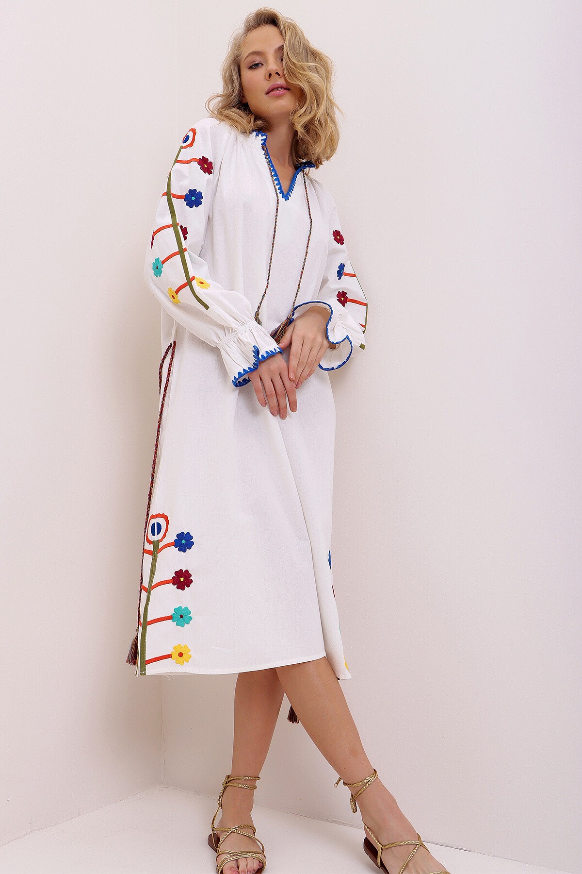 Ekru V Yaka Nakış İşlemeli Keten Karışımlı Dokuma Elbise Esq0064