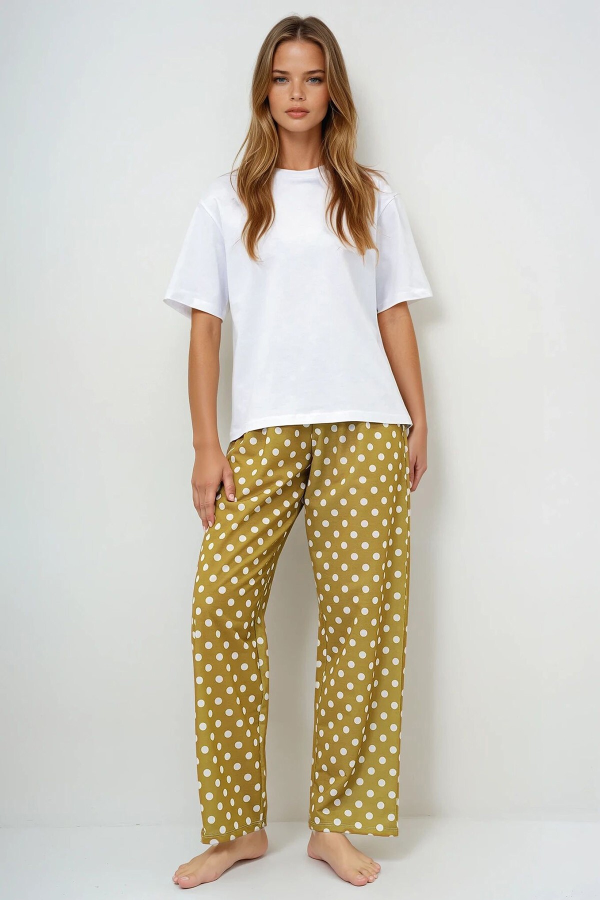 Yağ Yeşili Bisiklet Yaka Basic T Shırt Ve Puantiye Desenli Pantolonlu Pijama Takımı