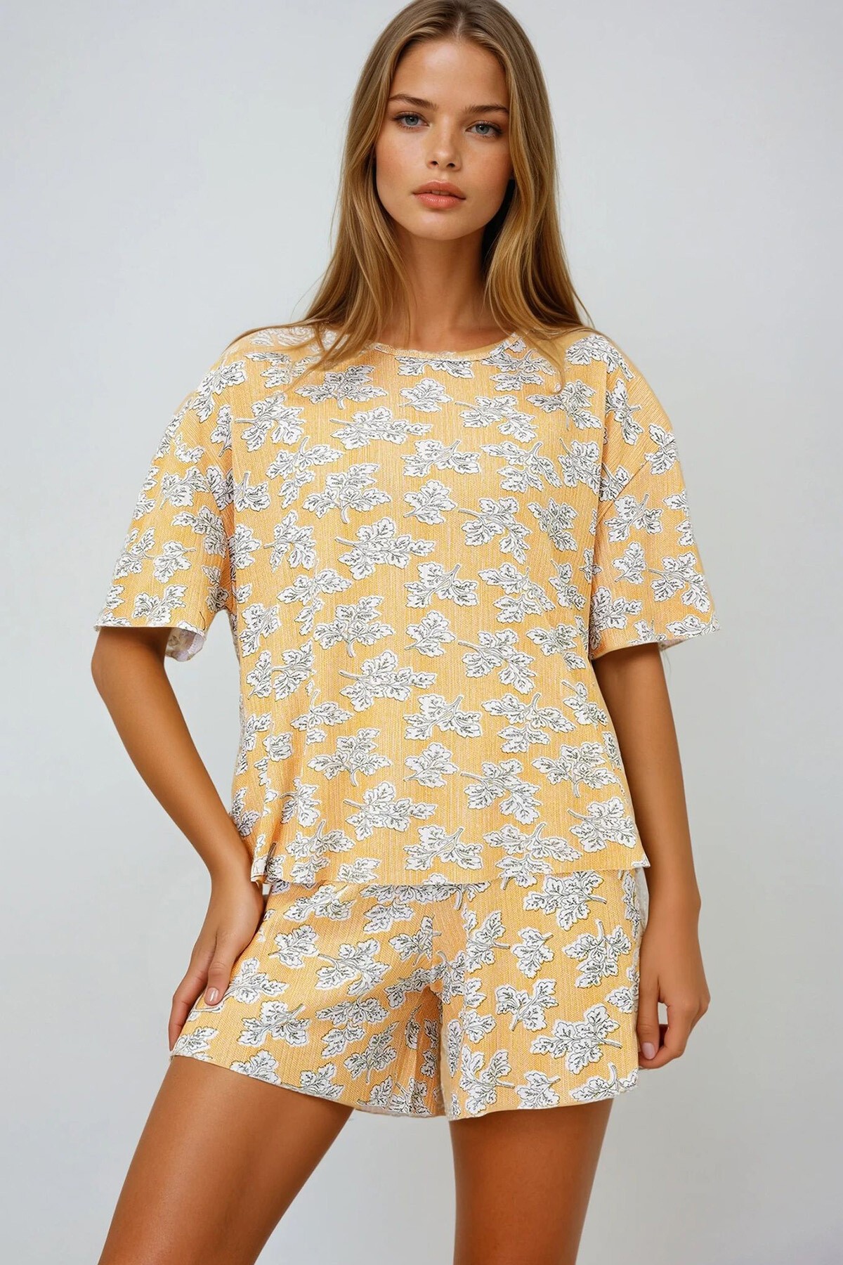 Yaprak Desenli Hardal V Yaka Pamuklu Mikro Desenli T Shırt Ve Şortlu Pijama Takımı