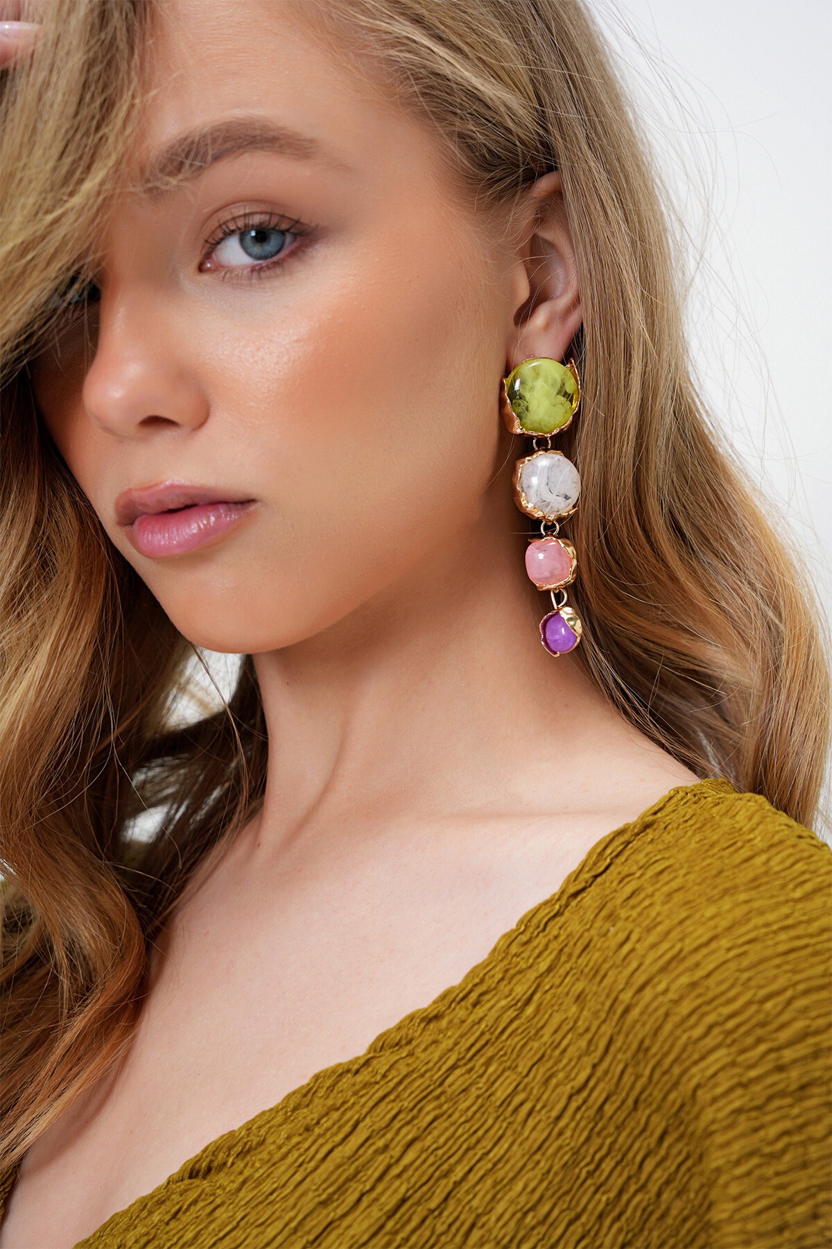 Yeşil Gold Detaylı Sedefli Sallantı Küpe