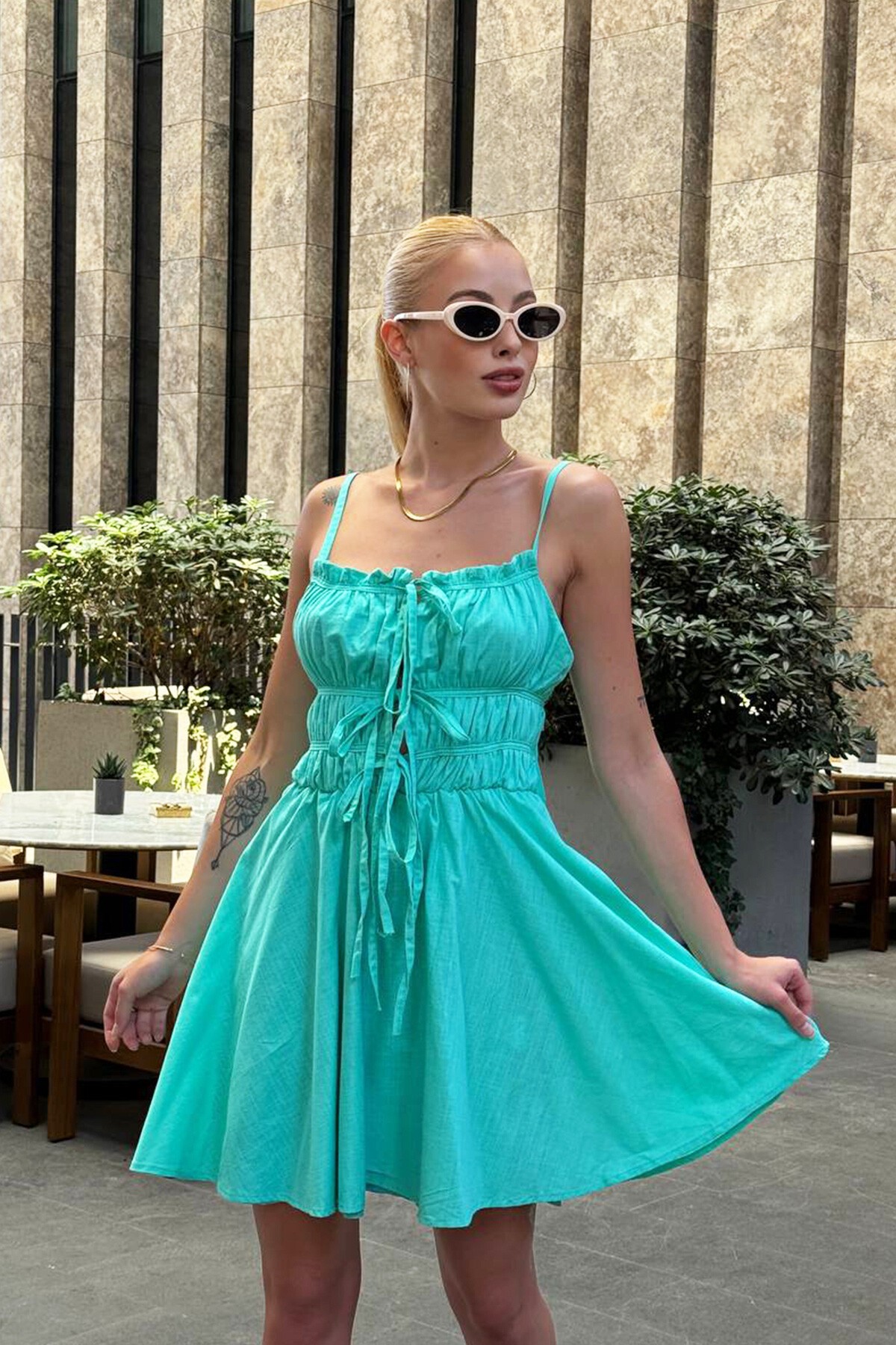 Yeşil İnce Askılı Bağlama Detaylı Büzgülü Mini Elbise