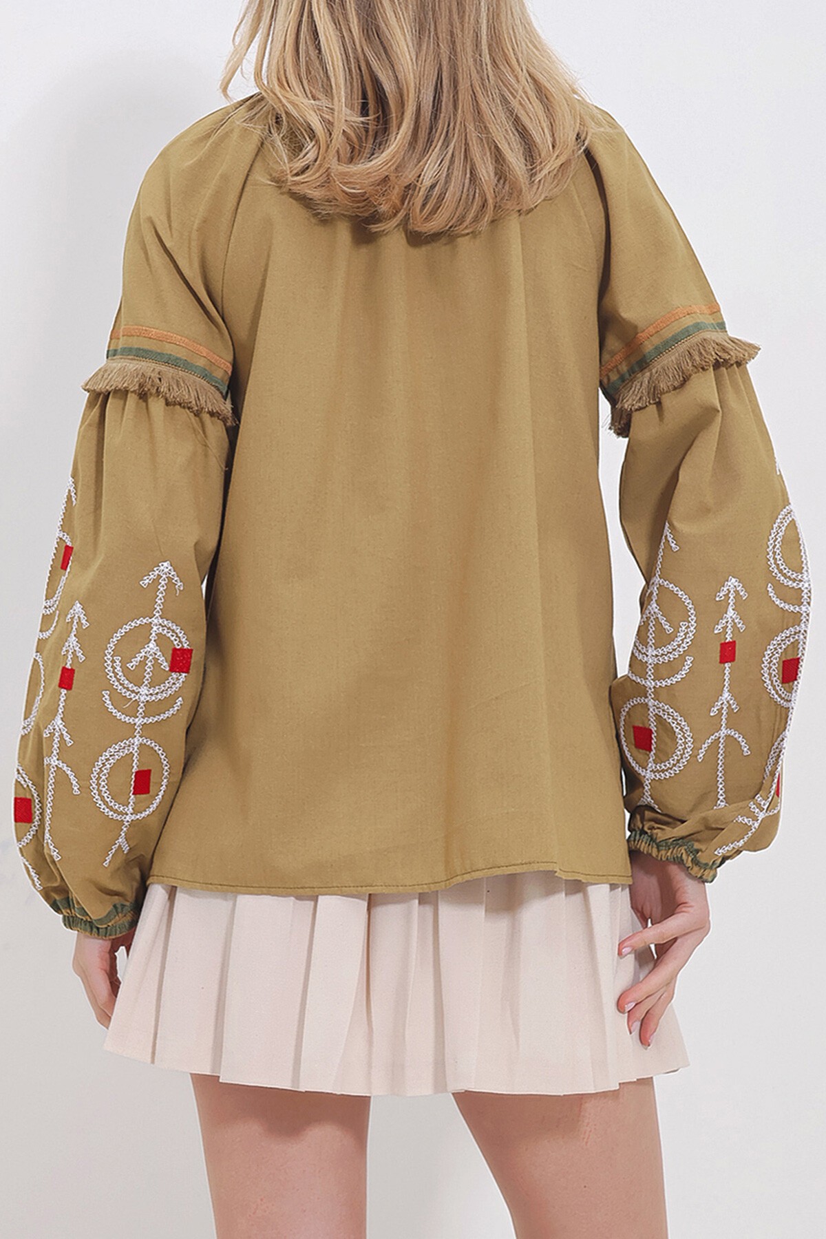 Yeşil İşlemeli Püskül Detaylı Dokuma Bluz