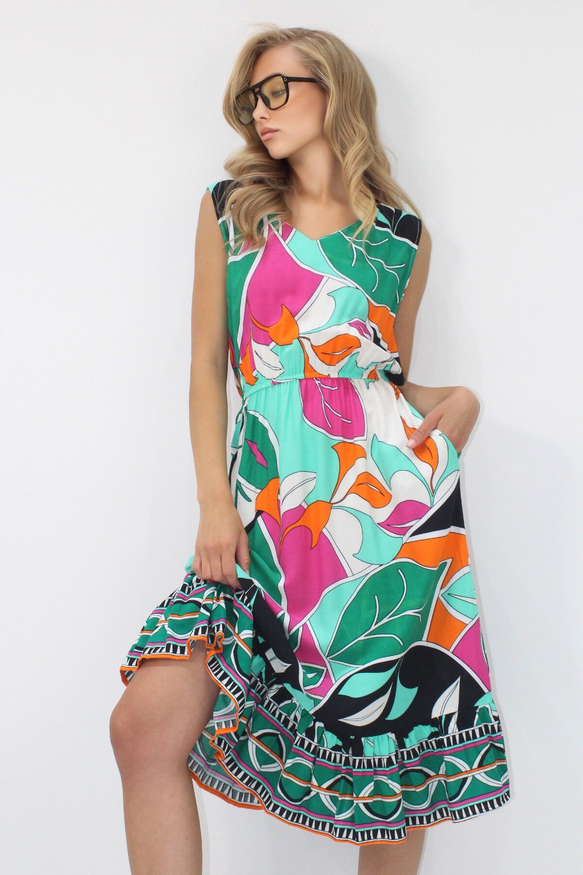 Yeşil Ön Arka V Yaka Desenli Eteği Volanlı Midi Boy Dokuma Viskon Elbise